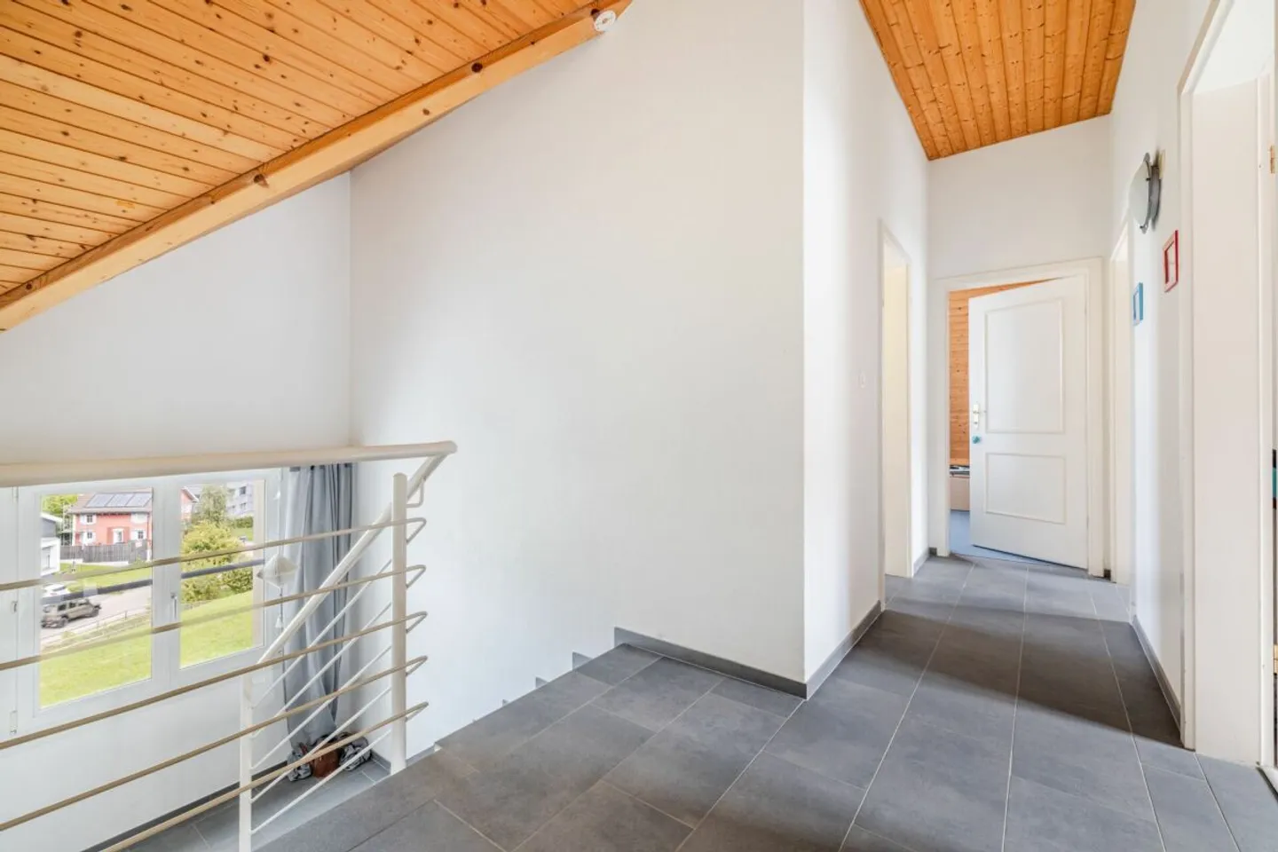 Appartement en duplex de 6,5 pièces avec des pièces lumineuses et un balcon ensoleillé - Photo 10 sur 13