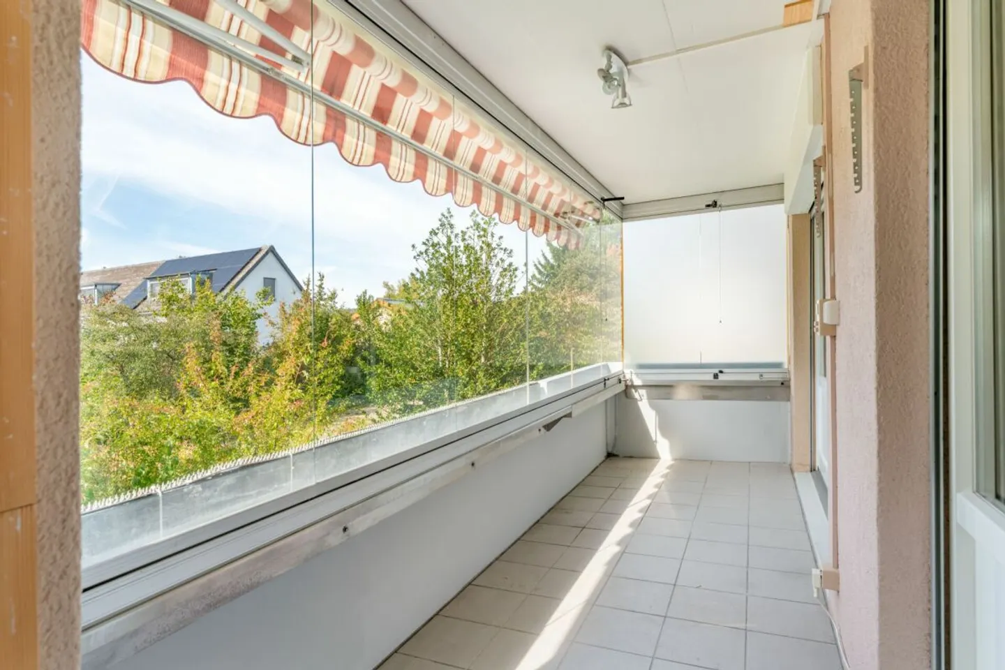 4.5 Chambres | Garage | Sauna | Salle Communautaire | Grand Jardin avec Espace Barbecue | Balcon Vitré - Photo 5 sur 13