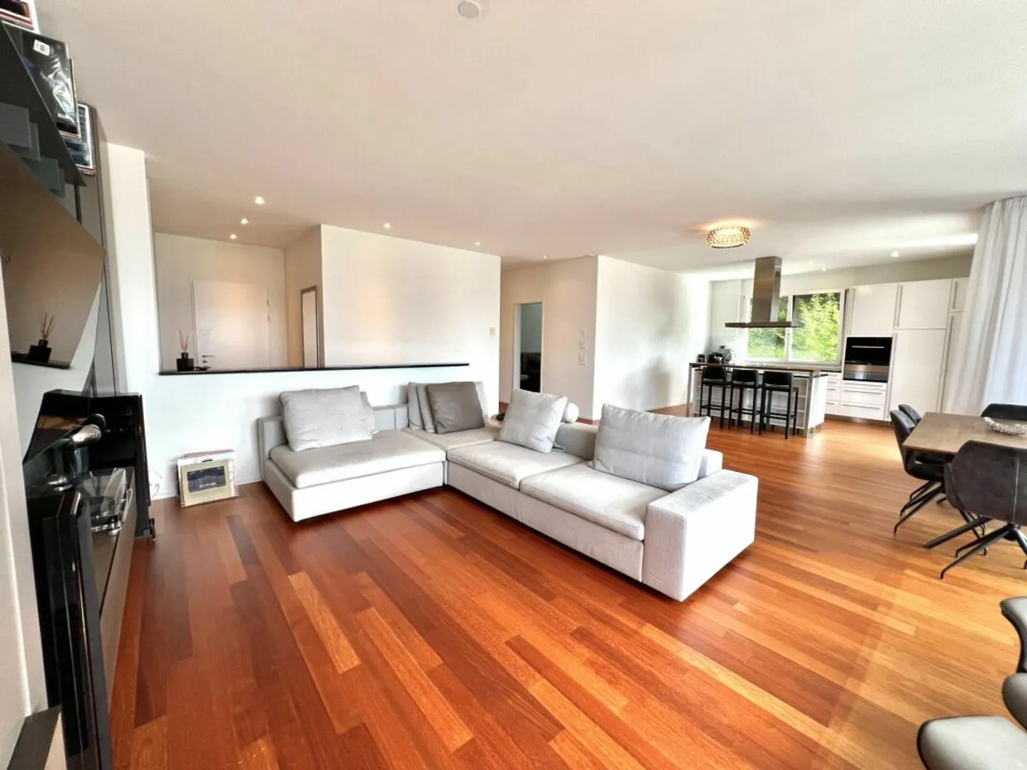 Appartement élégant 3,5 pièces avec vue sur le lac - Photo 3 sur 13