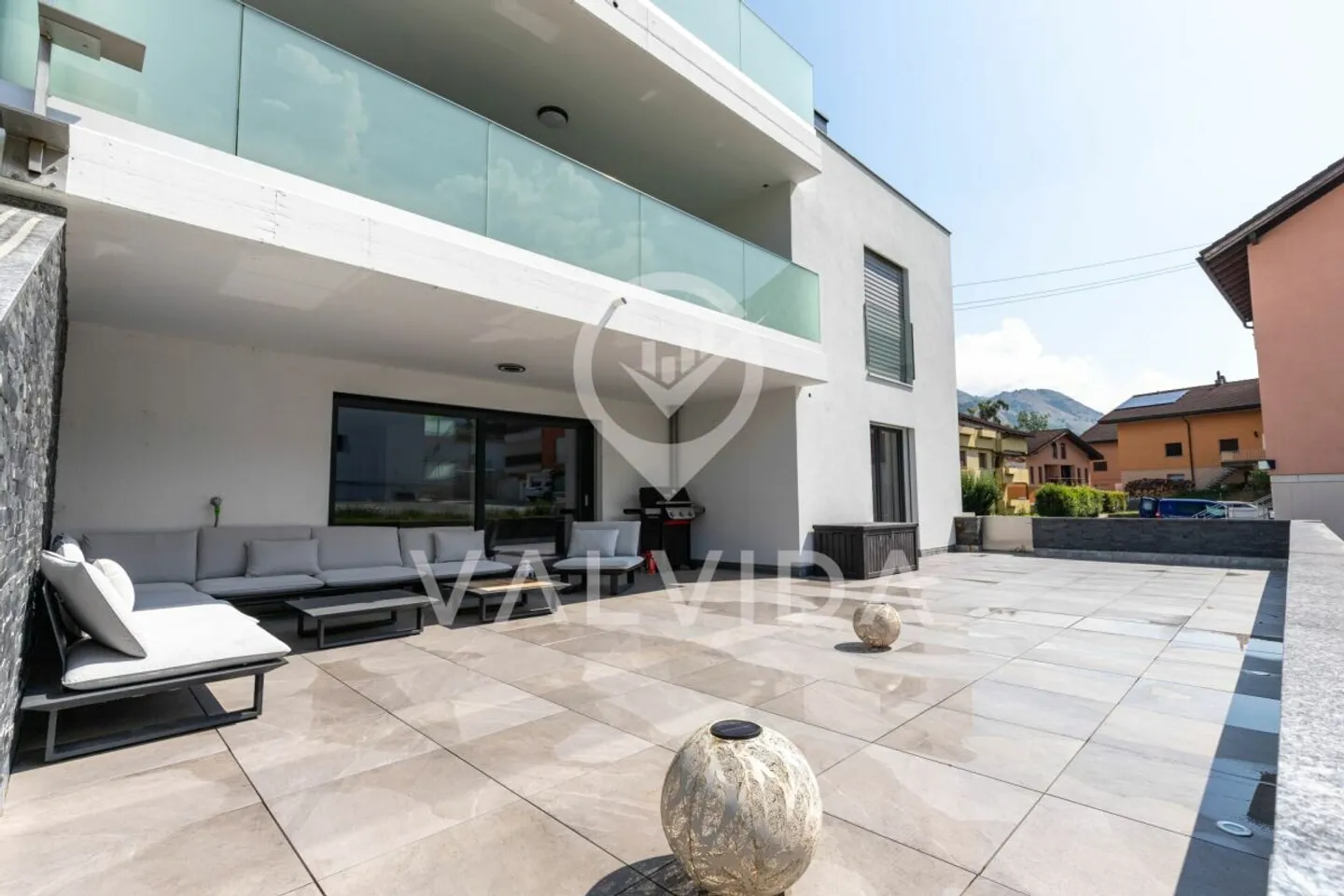 Moderne 5.5-Zimmerwohnung mit grosser Terrasse in Susten - Foto 3 von 13