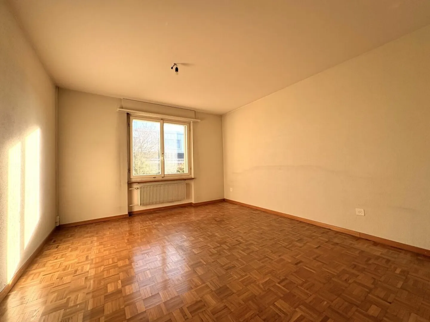 Renovationsbedürftiges Einfamilienhaus mit viel Potenzial und grossem Umschwung - Photo 6 of 13