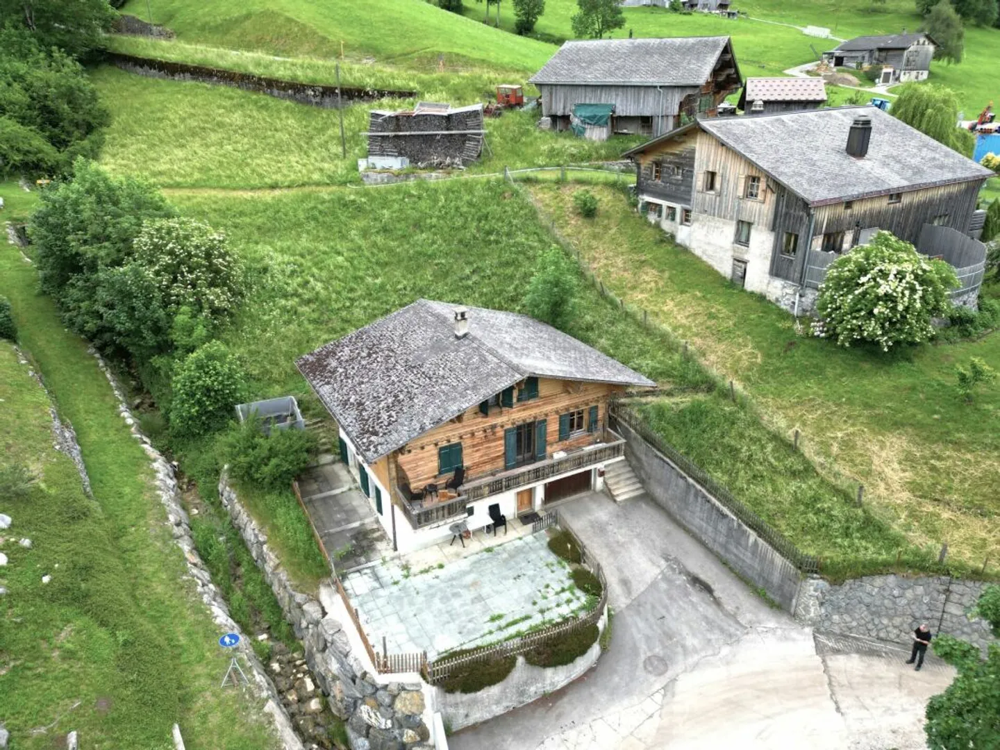 Grand chalet de 7 pièces avec appartement et vue magnifique à Château-d'Oex VD - Photo 2 sur 13
