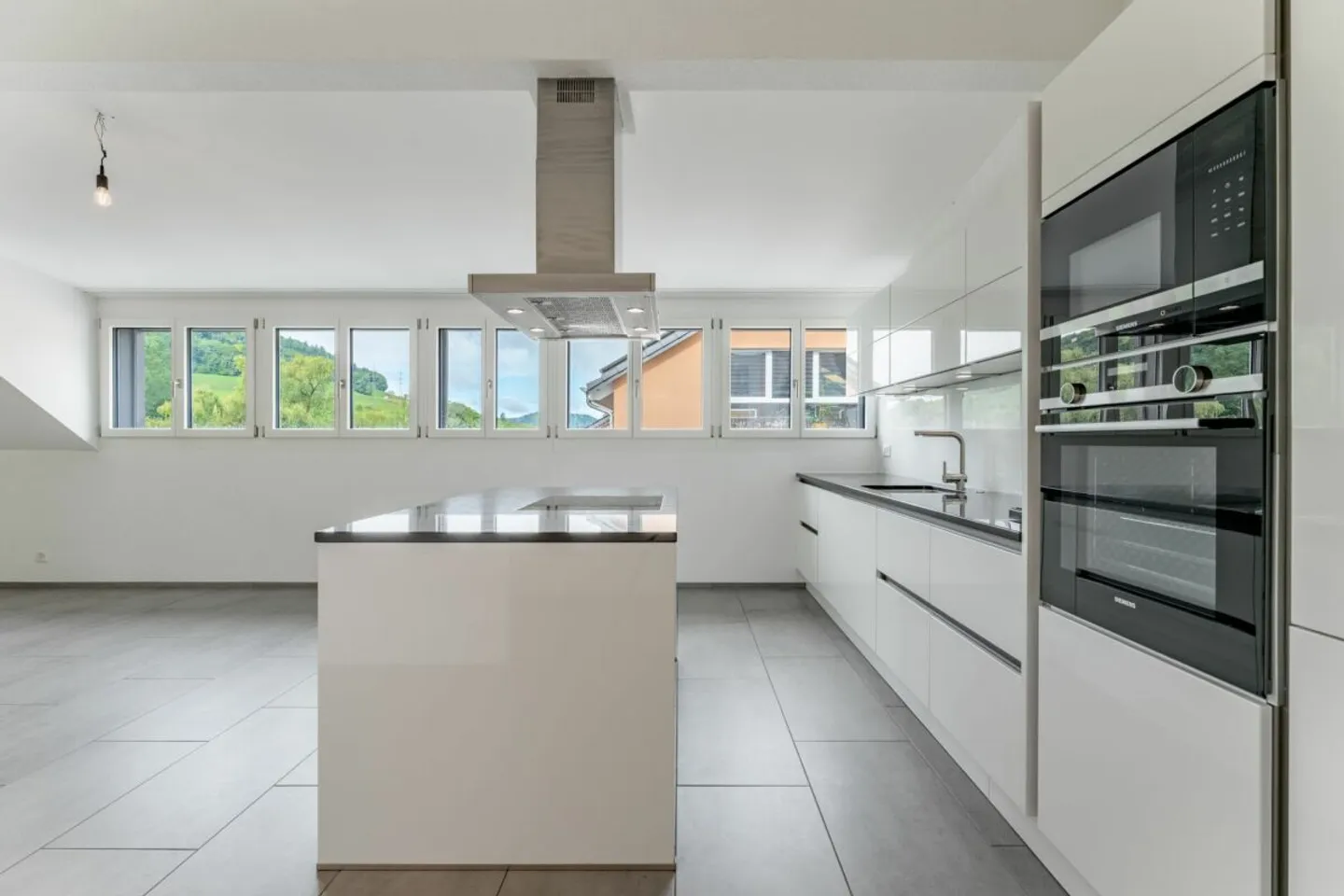 Ready-to-move-in 4.5-room penthouse apartment with ground-level access - Photo 1 of 6