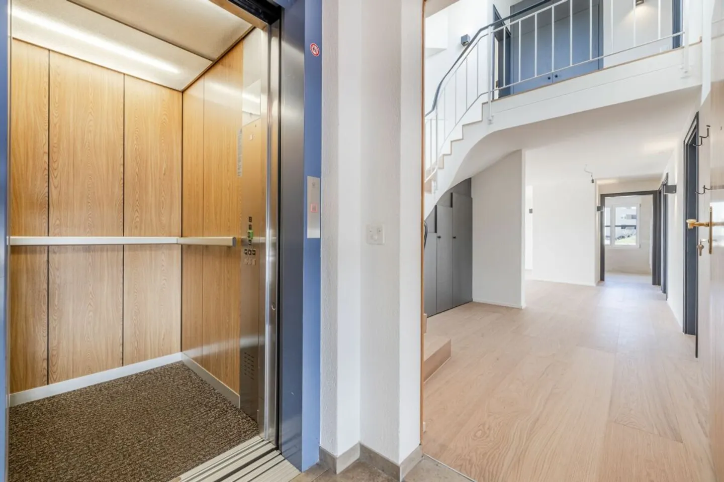 Exclusive, modern and with breathtaking views of the Säntis: 6.5-room maisonette attic dream with private roof terrace - Photo 2 of 13