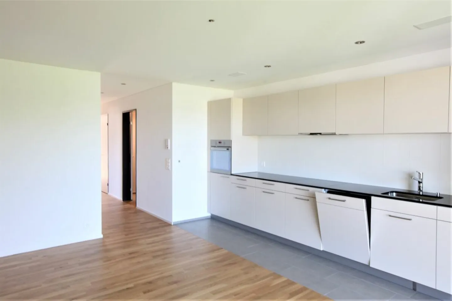 Appartement confortable de 4,5 pièces avec balcon et vue sur la verdure. - Photo 4 sur 11