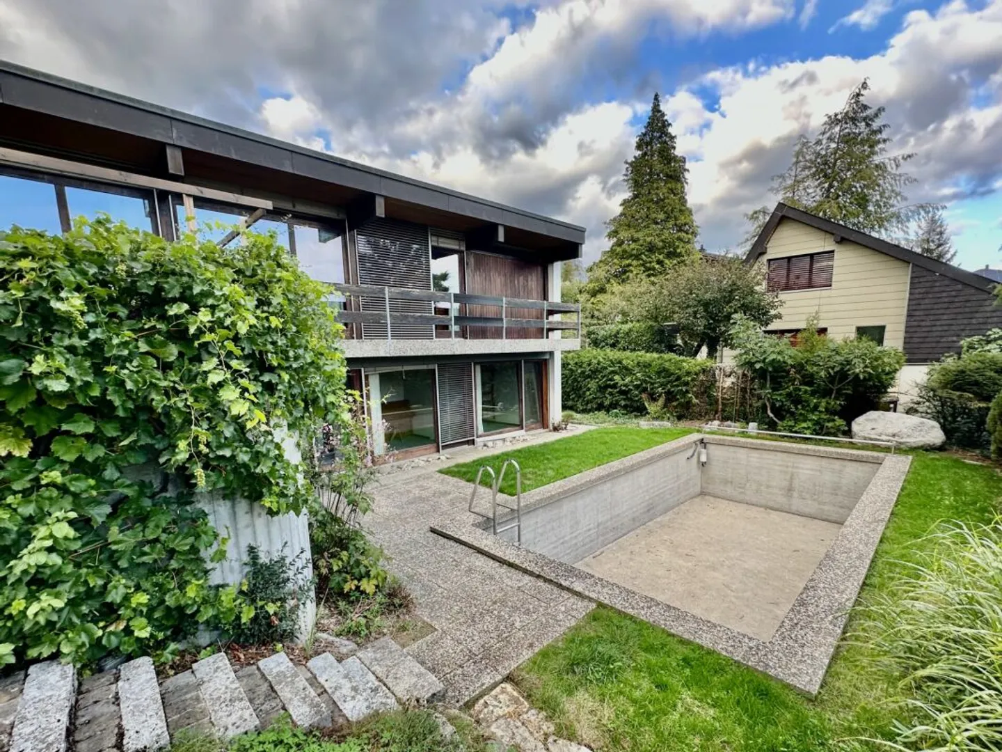 Freistehendes 7-Zimmer-Einfamilienhaus mit Pool und Weitsicht - Photo 1 of 13