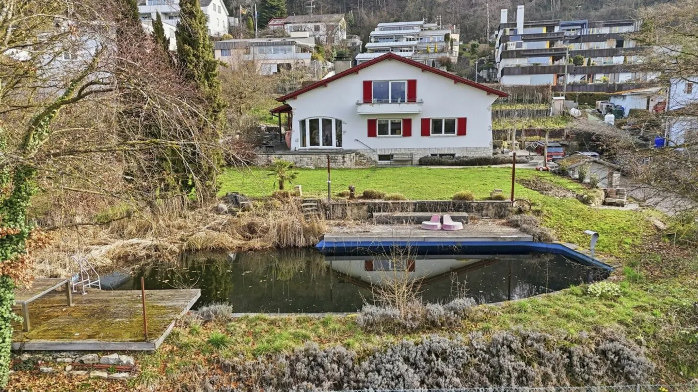 Proprietà unica con piscina naturale, vigneto e oasi spa nella posizione da sogno di Klingnau - Foto 1 di 13