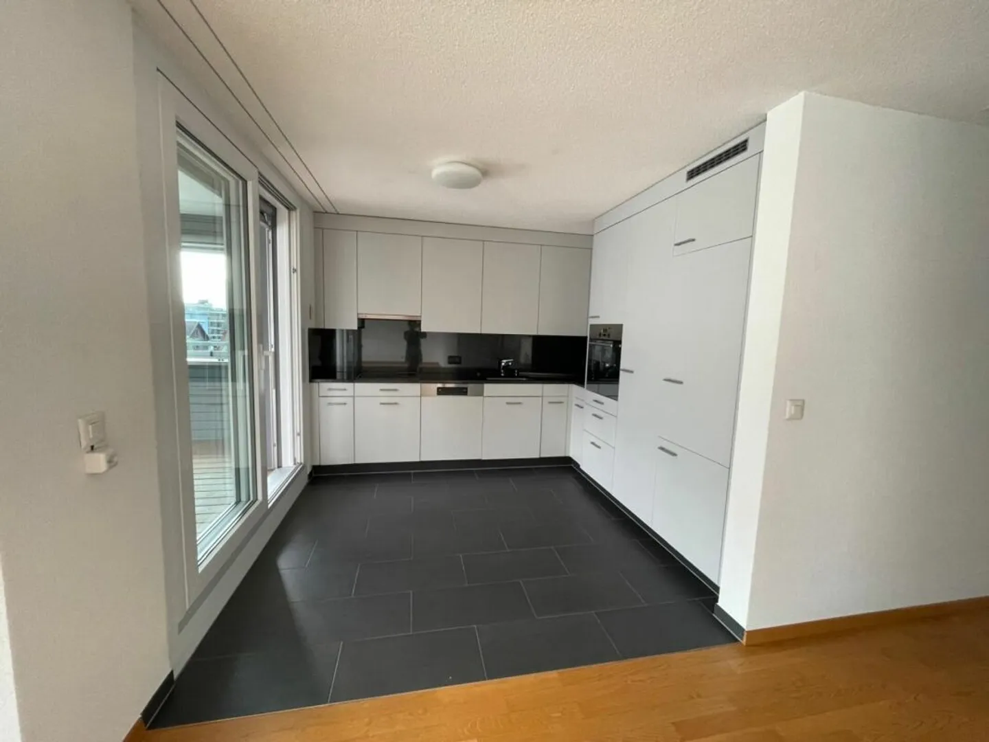 Appartement en attique ensoleillé avec grande terrasse - Photo 5 sur 10