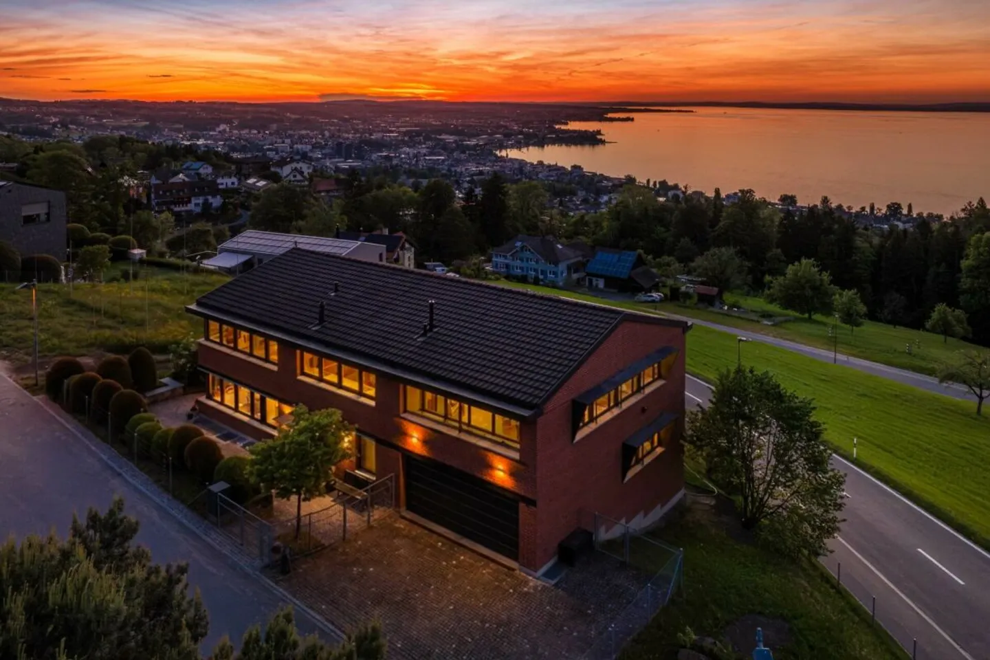 Premium-Einfamilienhaus mit Panorama-Seeblick und aussergewöhnlicher Grundstücksfläche - Foto 1 di 13