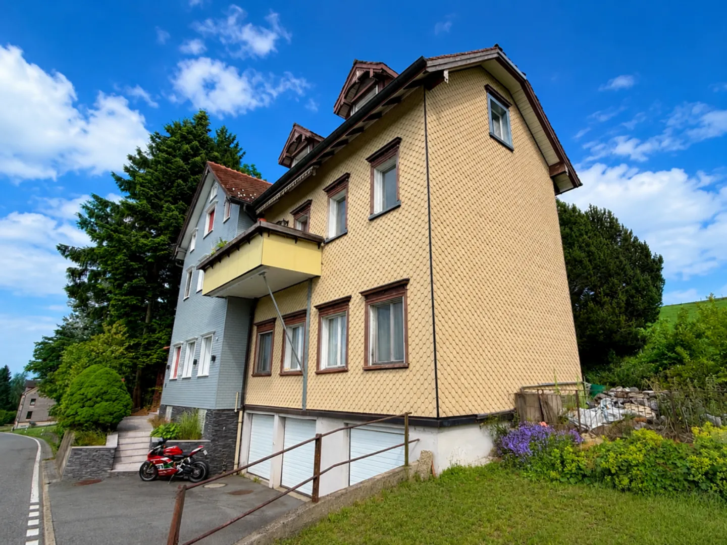 Modernized 3.5-room attic apartment with balcony and stunning view - Photo 12 of 13