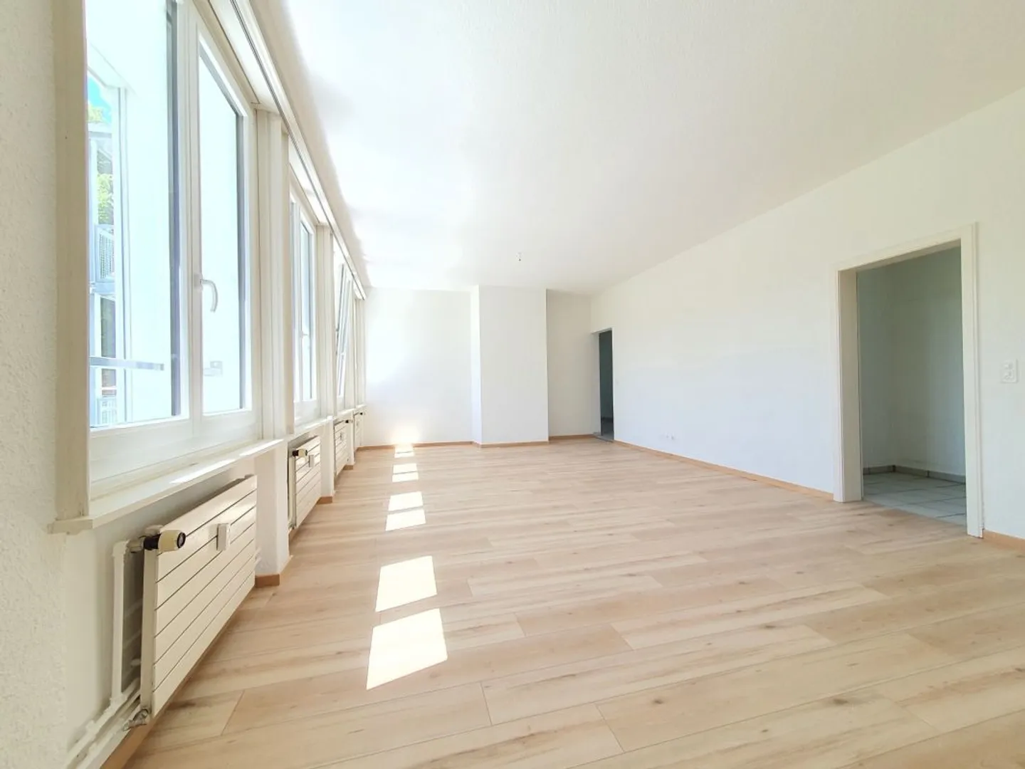 teilsanierte 3.5-Zimmer-Wohnung mit Balkon inmitten grossartiger Bergkulisse - Photo 1 of 9