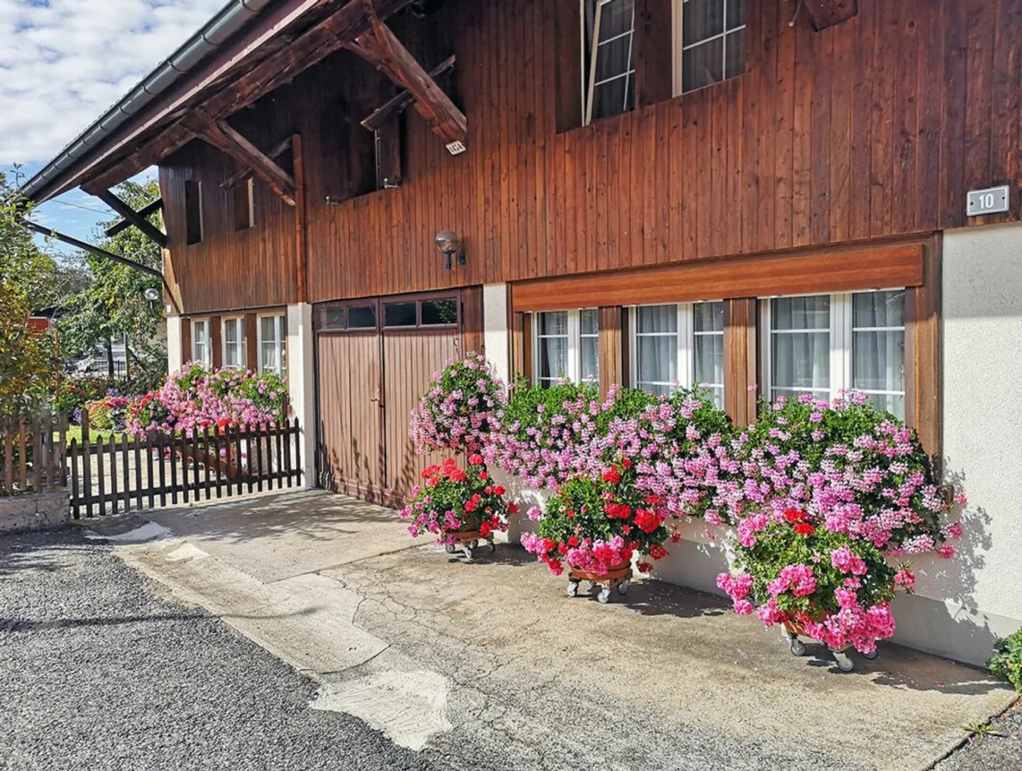 Two-family country house with development potential - Photo 1 of 12