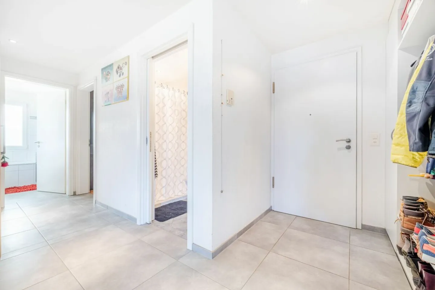 4.5-ROOM APARTMENT ON THE 1ST FLOOR WITH SPACIOUS, COVERED TERRACE NEAR THE LAKE - Photo 2 of 12