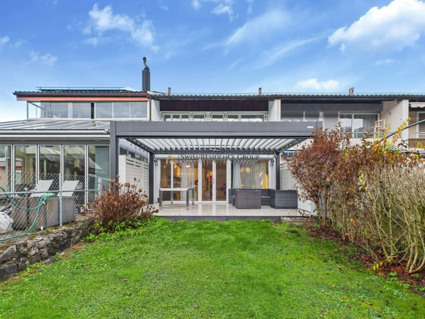 Modernes 5.5-Zimmer-Reiheneinfamilienhaus mit exklusivem Gartenjuwel - Foto 1 von 13