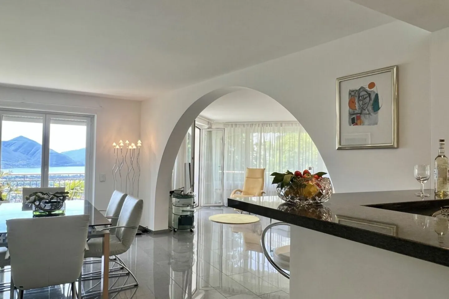 POSIZIONE TOP con vista lago a 180° - Appartamento esclusivo con area ospiti separata e piscina comune - Foto 4 di 13