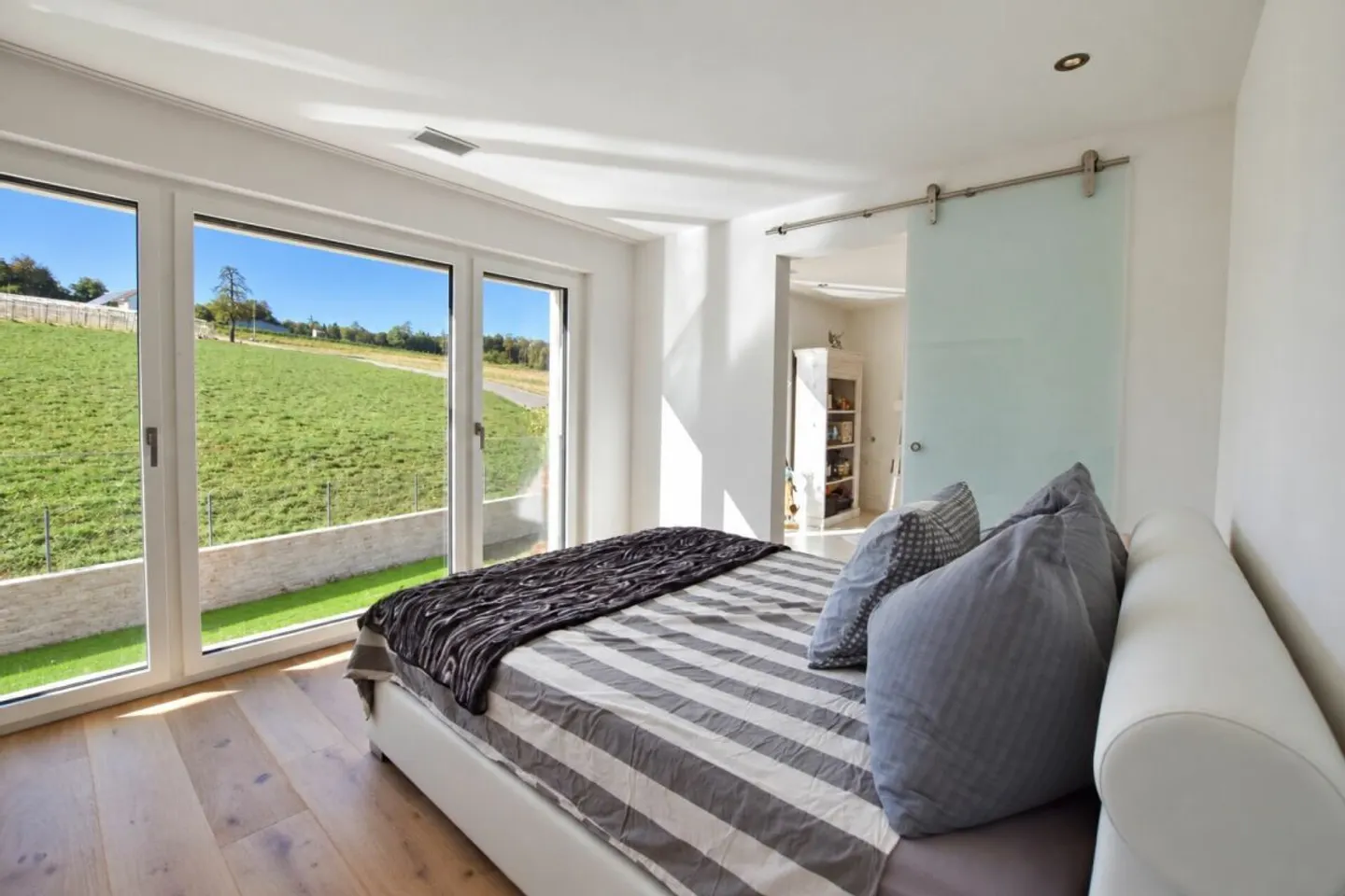 Villa - generous living at a high level - Photo 8 of 13