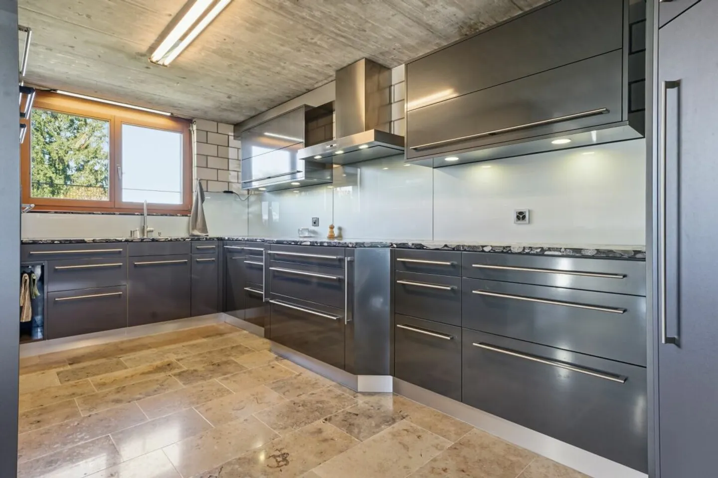 Spacious Semi-Detached House with Open Living Concept - Photo 5 of 13