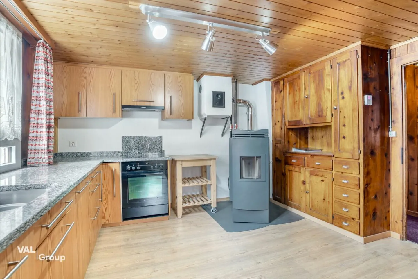 Renovated apartment in the village center with attractive additional room in the attic - Photo 4 of 13