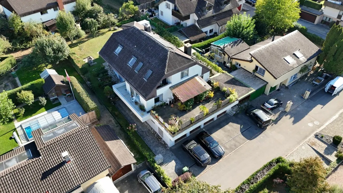 Maison multifamiliale bien entretenue avec 3 unités résidentielles et potentiel d'augmentation des loyers à Oberrüti - Photo 3 sur 9