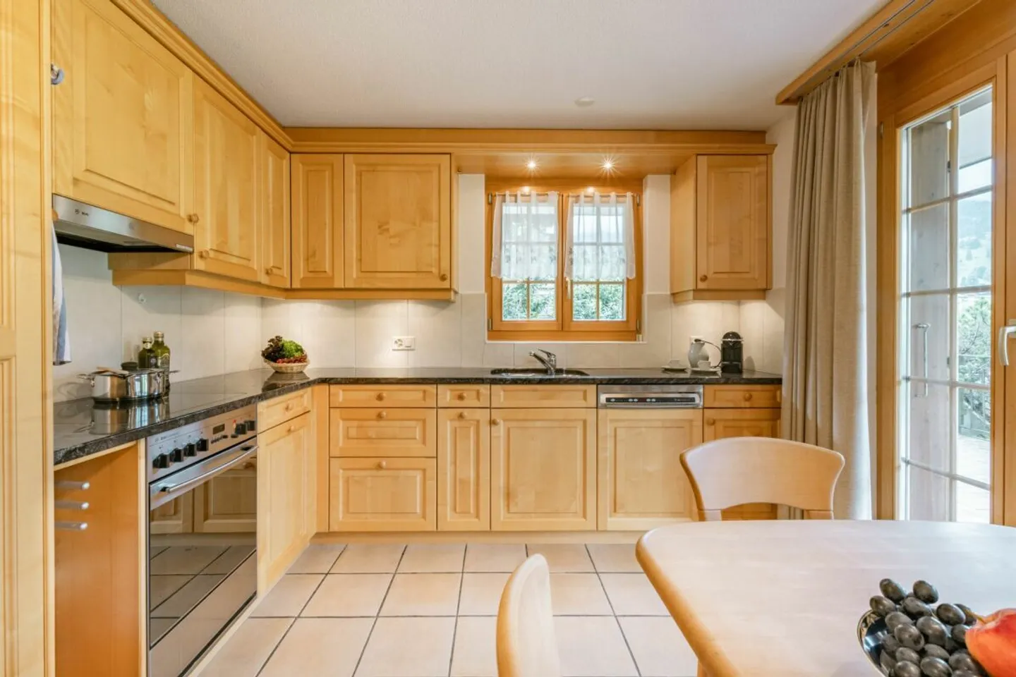 Living with a View - Exclusive 4.5-Room Apartment in Chalet Nagano - Photo 4 of 13