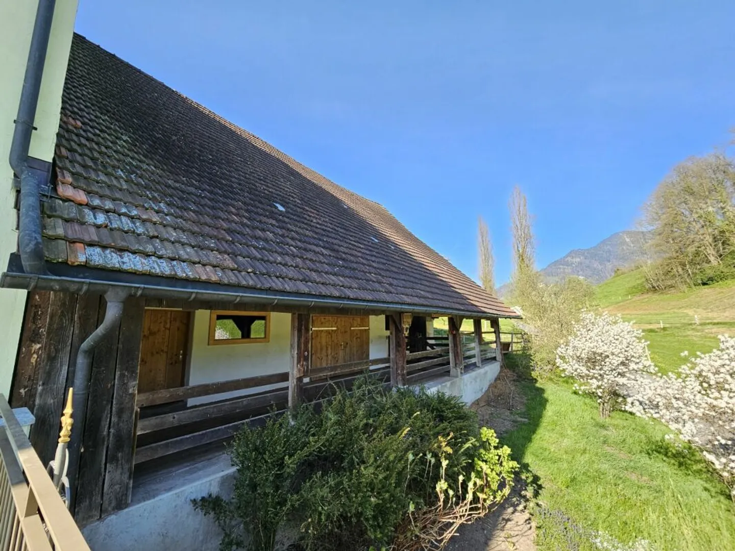 Property for connoisseurs with garden and lake access - Photo 6 of 8