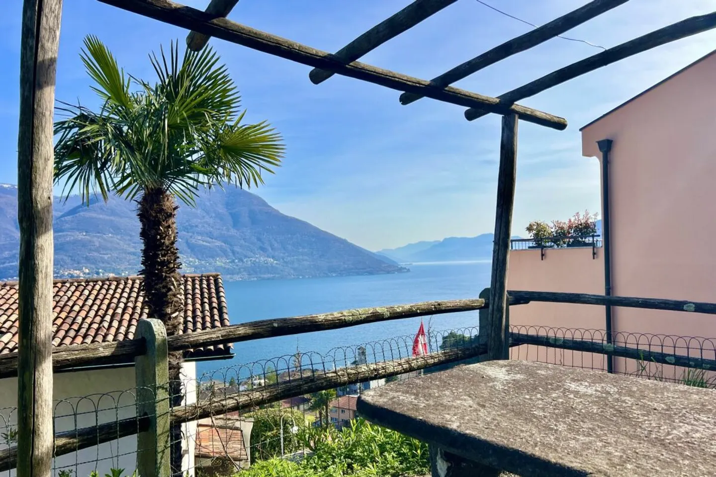 Grande casa di villaggio con vista sul lago, bel giardino e parcheggio - Foto 12 di 13