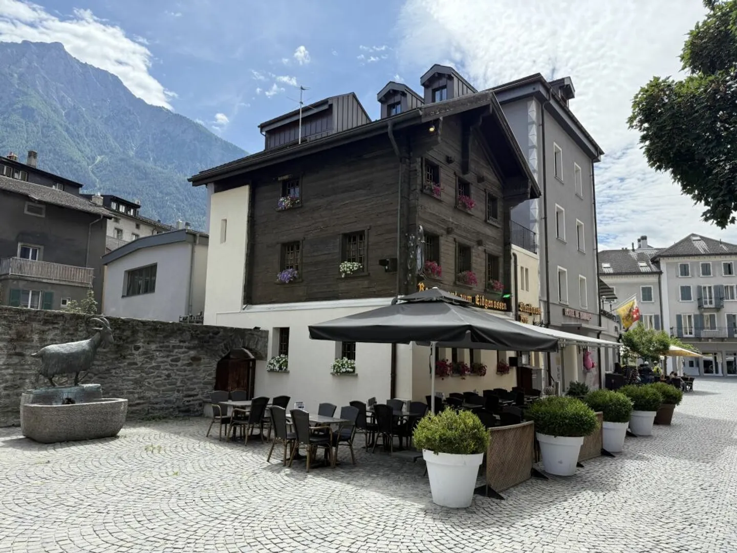 Opportunità unica - Ristorante tradizionale in vendita nel cuore pittoresco di Briga in Vallese - un luogo pieno di fascino, cucina squisita e calda ospitalità attende nuovi proprietari ... - Foto 1 di 13