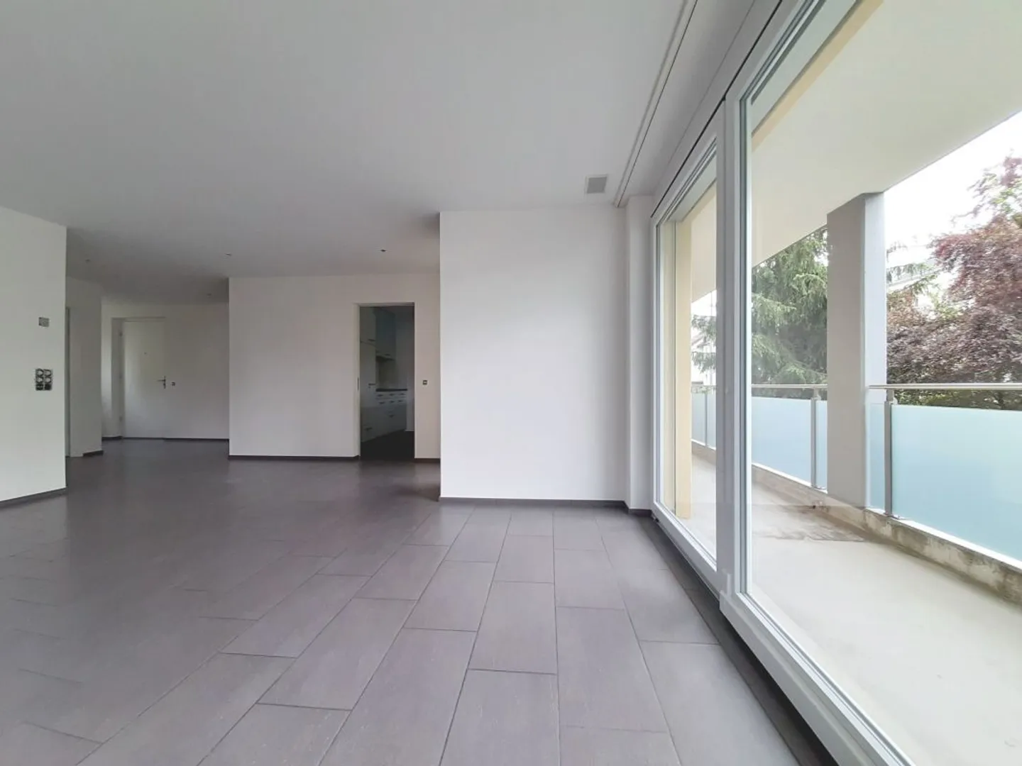 Spacious 2.5-Room Apartment - Photo 3 of 11