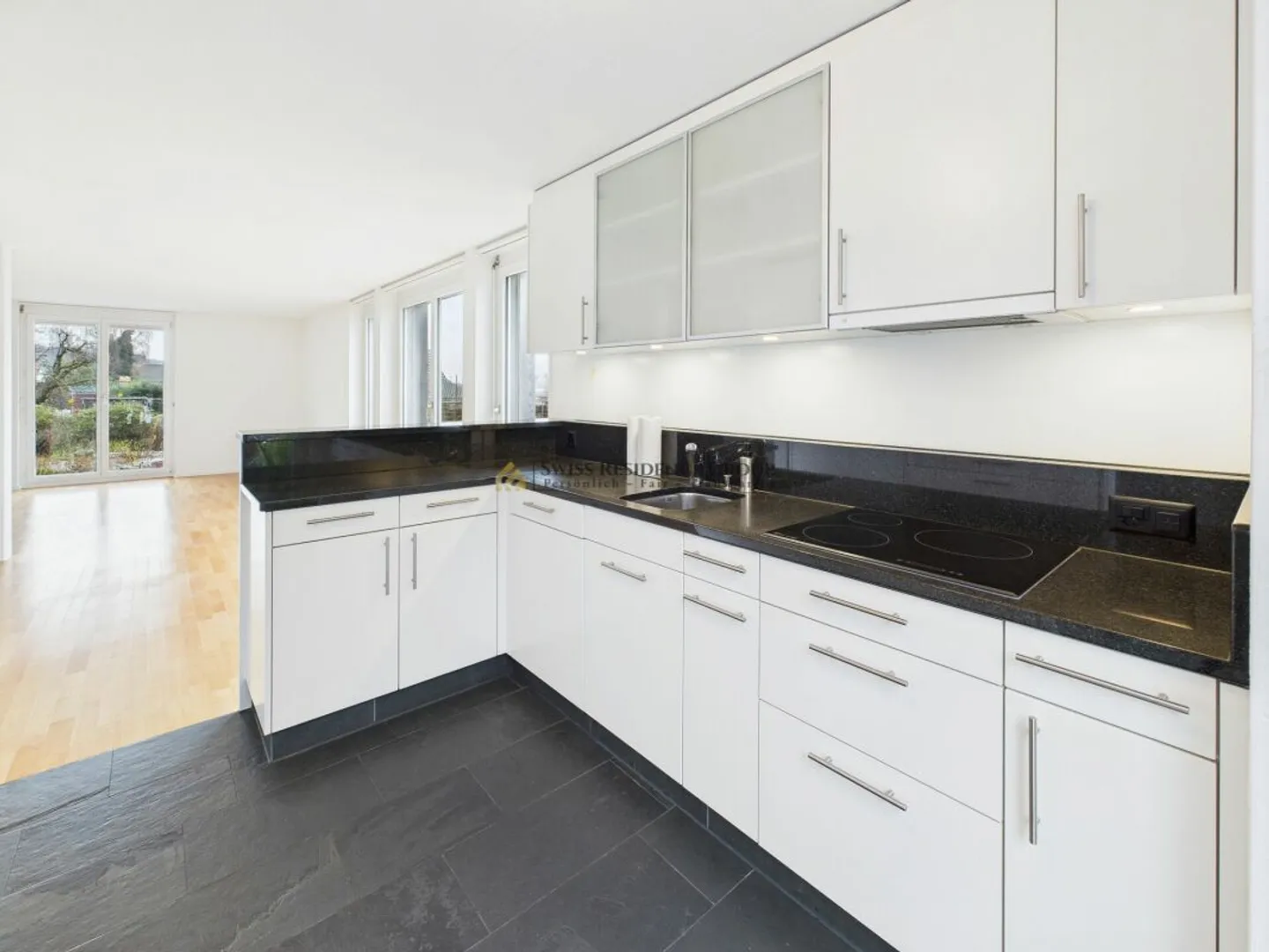 High-quality family residence with garden and unobstructed view of Lake Greifen - Photo 6 of 13