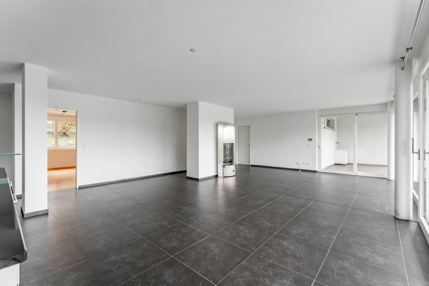 Appartement exclusif de 4.5 pièces avec cheminée, balcon de 37 m² et vue dégagée - Photo 2 sur 13