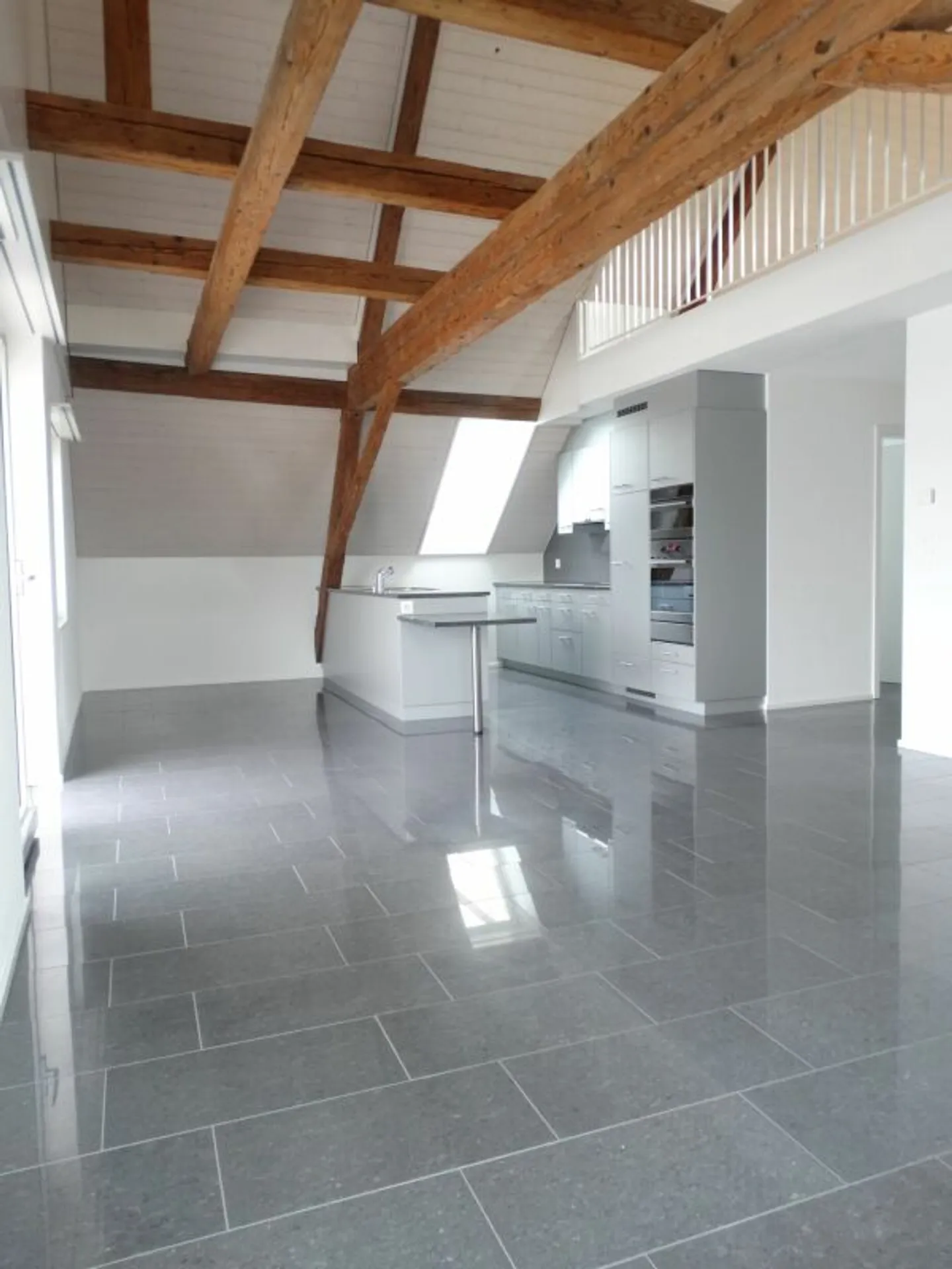Appartement spacieux de 4,5 pièces au cœur de Madiswil - Photo 2 sur 9