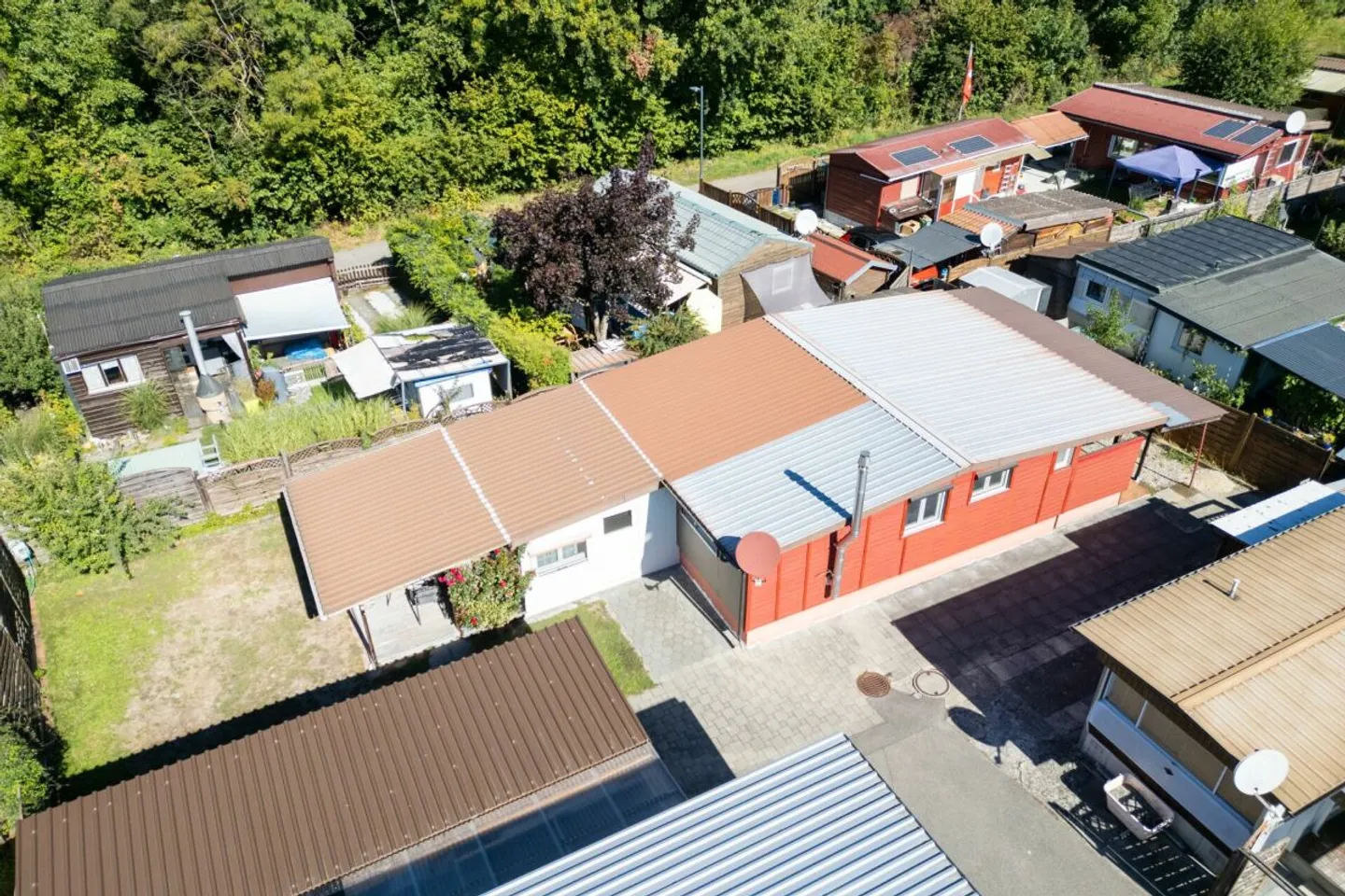 Bungalow de 3,5 pièces avec parcelle double dans le Caravaning Gletterens - Photo 1 sur 13