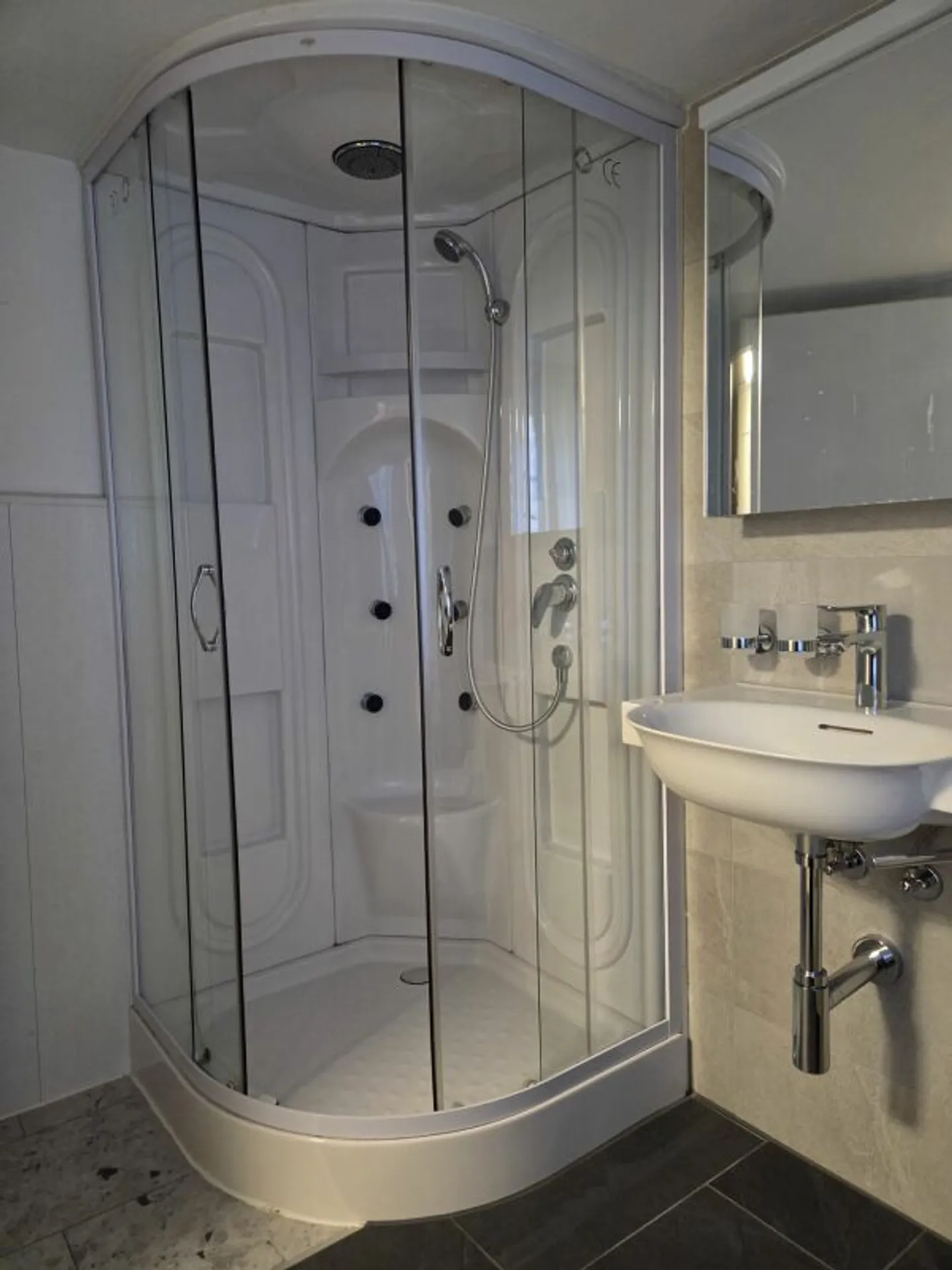 Appartement spacieux de 5,5 pièces dans un ancien bâtiment à louer - Photo 10 sur 13