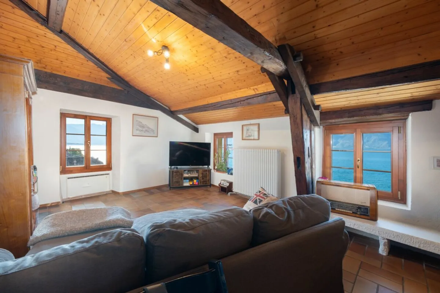 A character village house with a view of the lake - Photo 2 of 13