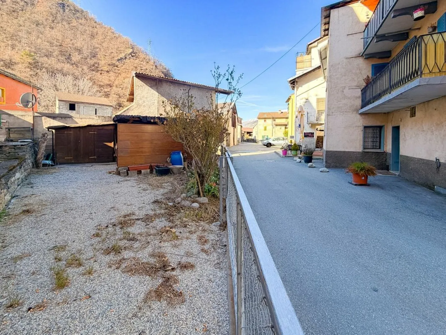 Multi-apartment village house in the center of Chippis - Photo 5 of 13