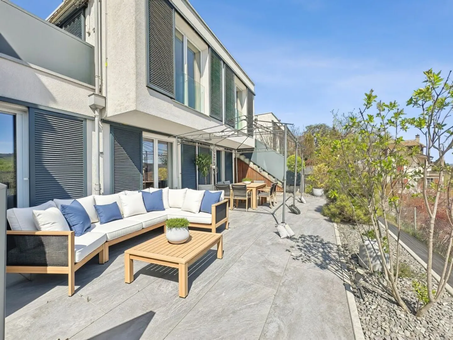 VILLA CONTIGUË FAMILIALE, AU CALME, AVEC TERRASSES ET BELLE LUMINOSITÉ - Photo 1 of 13