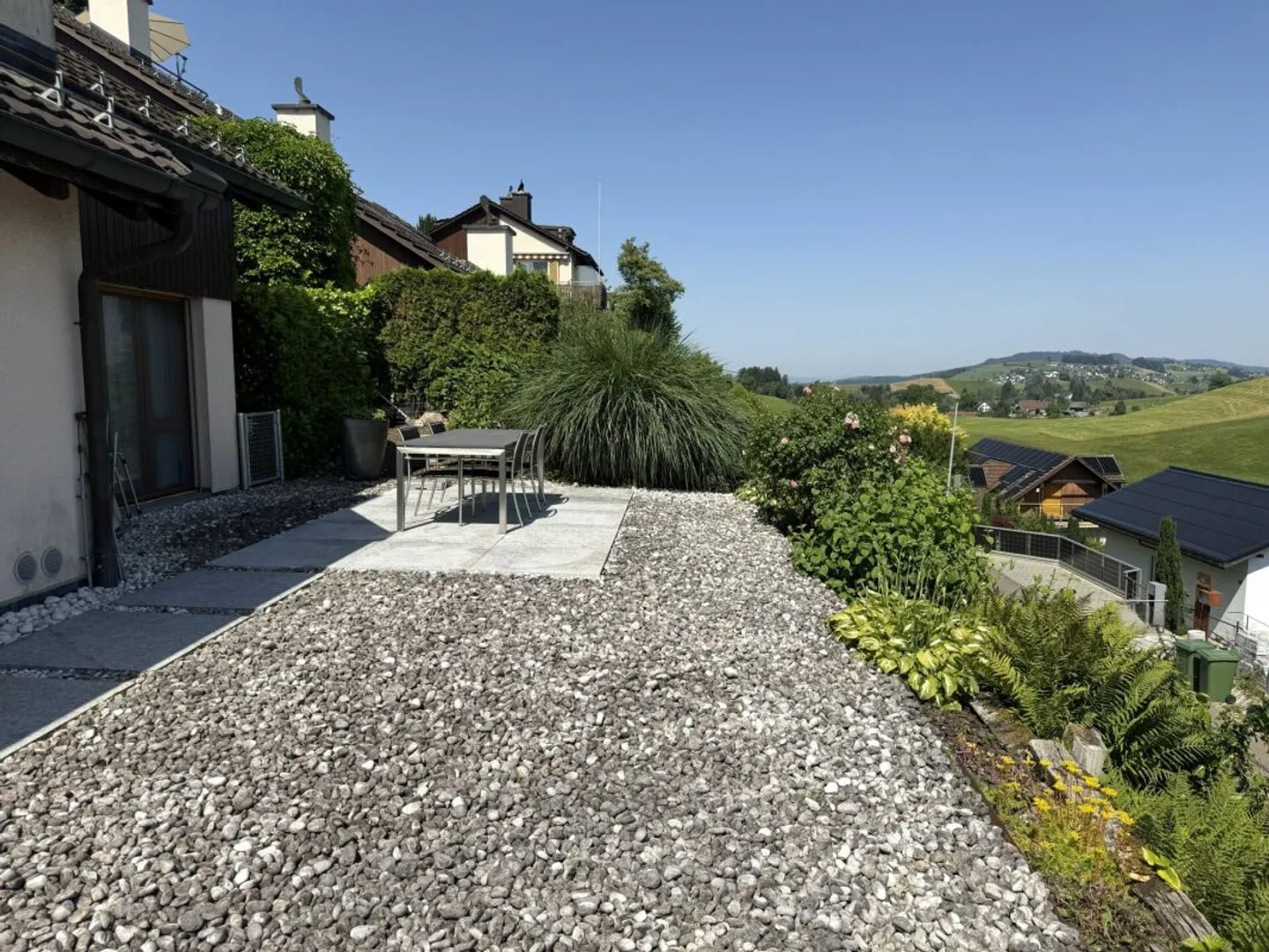 3,5 Zimmer Terrassenhaus in ruhiger, sonniger Lage mit unverbaubarer Weitsicht auf den Zürichsee und in die Alpen - Photo 12 of 13
