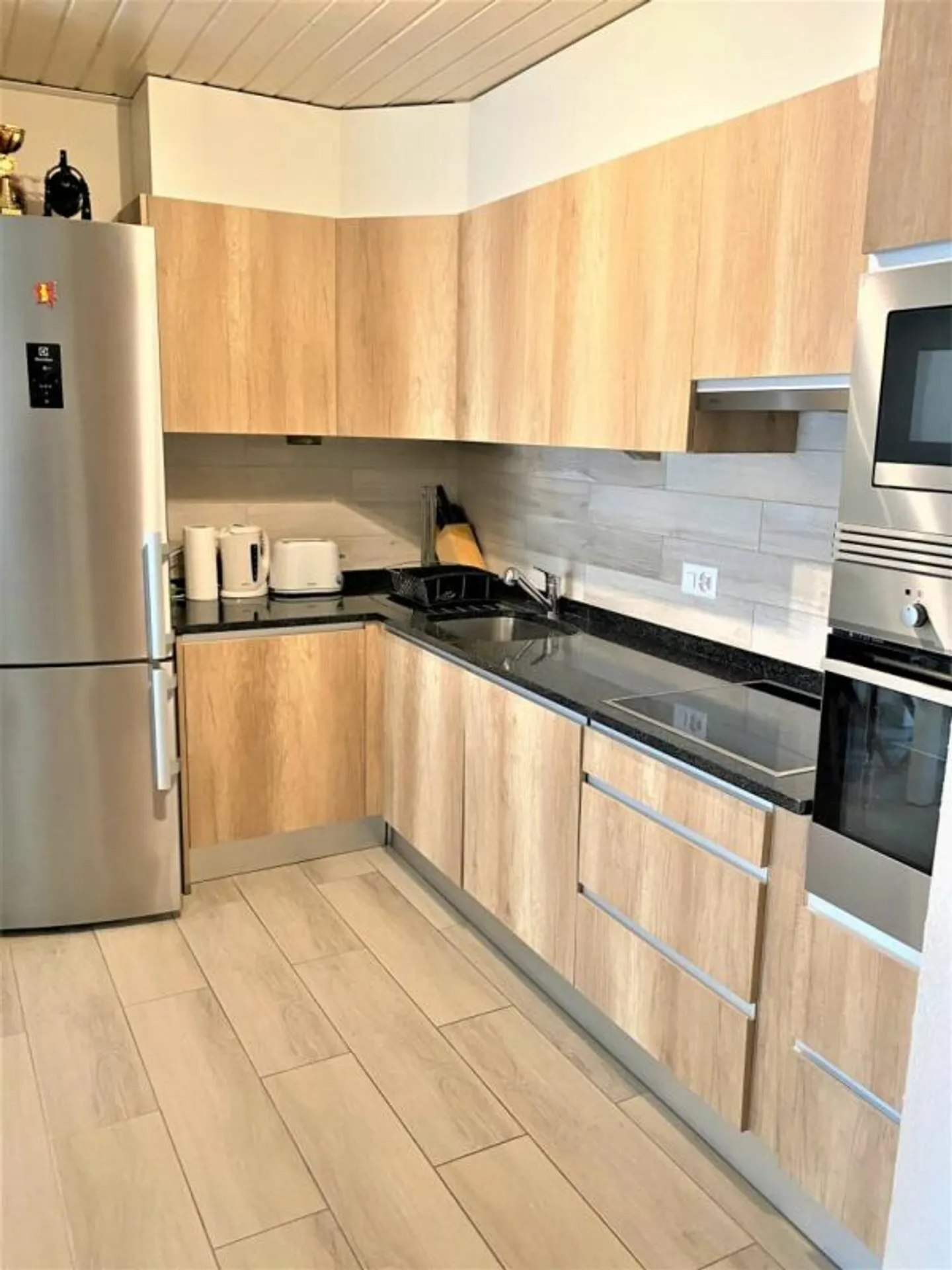 Appartamento ristrutturato di 2,5 stanze con spazio commerciale in centro città - Foto 6 di 9