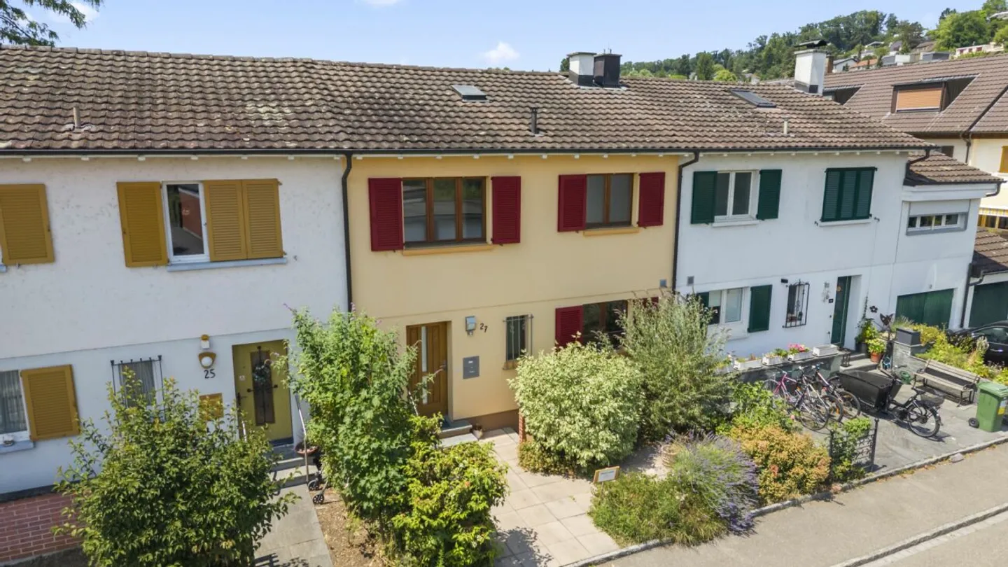 Terraced House Seeks Family - Photo 1 of 11