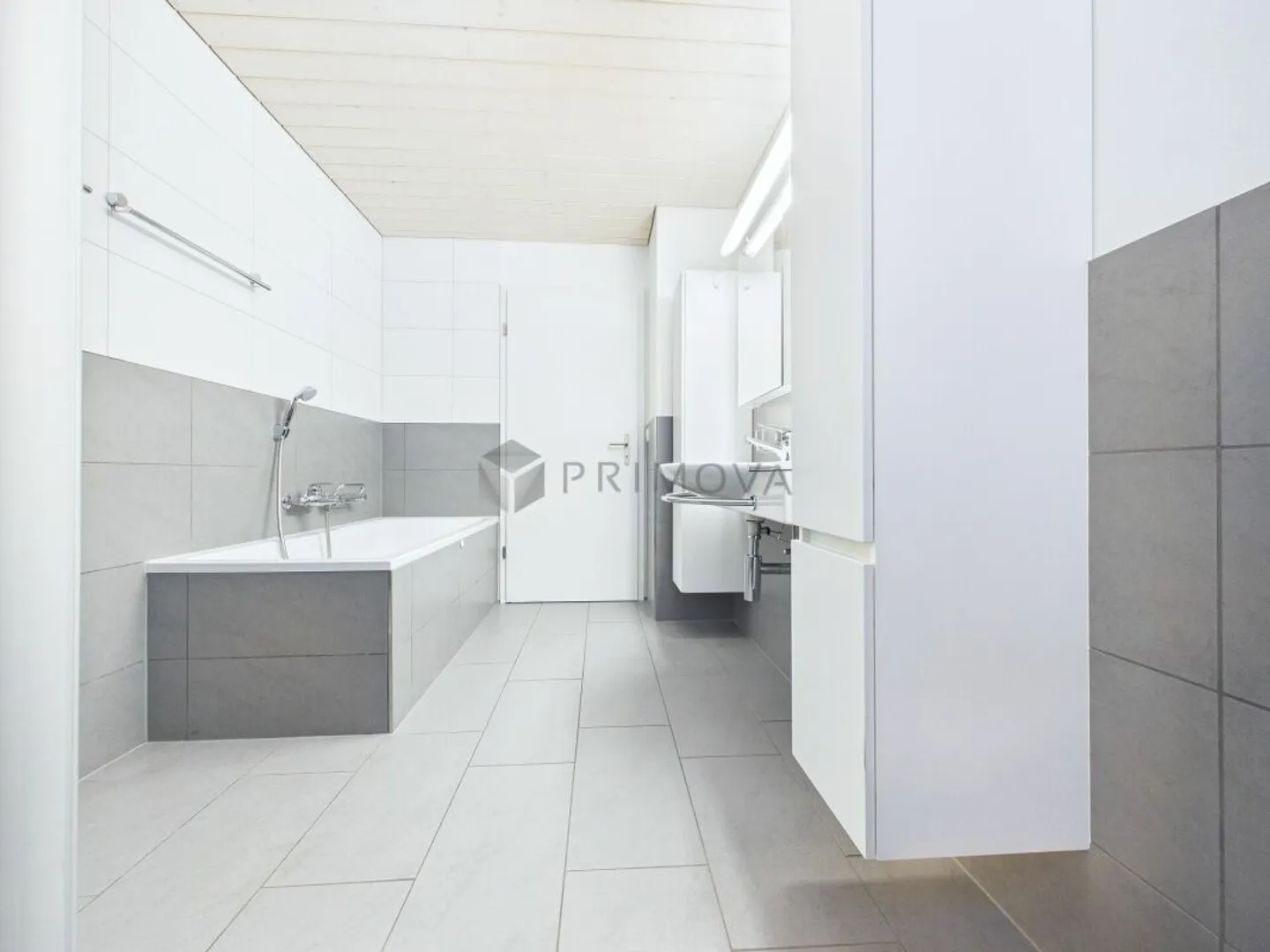 Spacious living in the attic - Photo 10 of 13