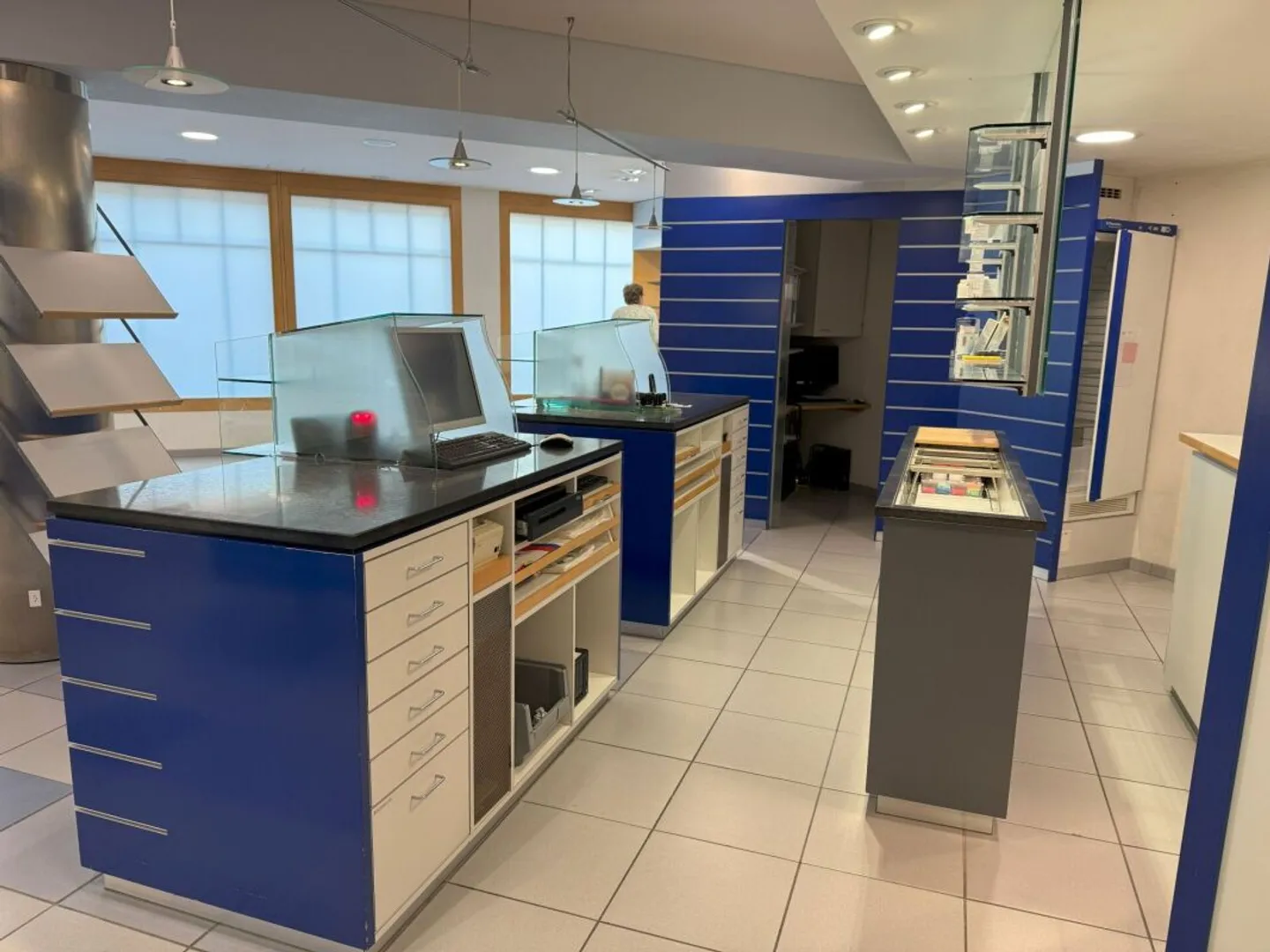 Locali commerciali multifunzionali in una buona posizione di traffico - Foto 7 di 12
