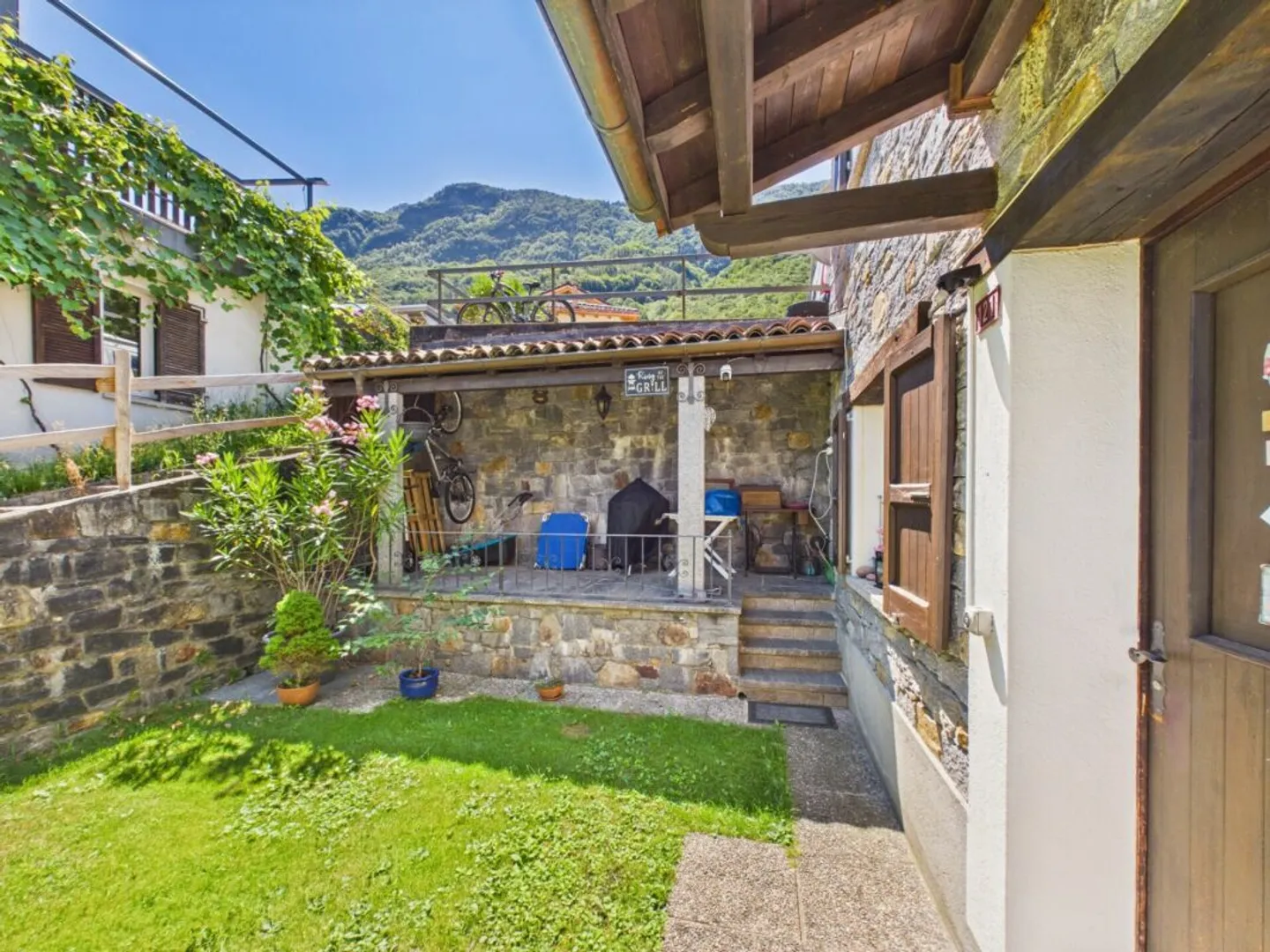 A small Ticinese gem in stone with private garden - Photo 13 of 13