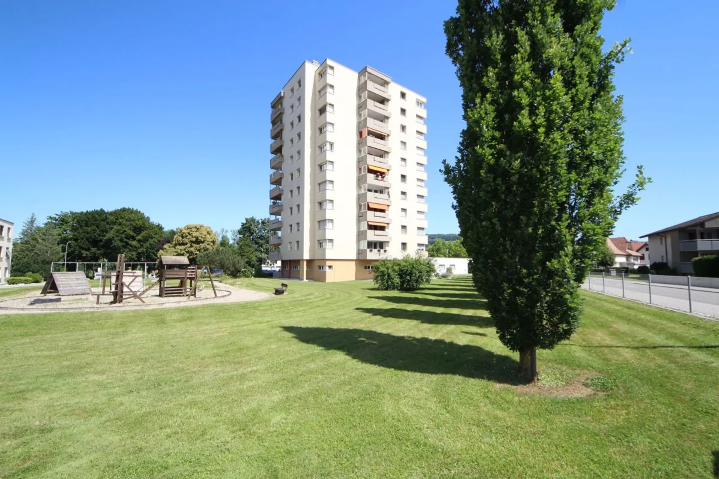 Schöne Aussichten! Helle und gemütliche Wohnung im 7. OG mit toller Bergsicht! - Foto 1 von 13