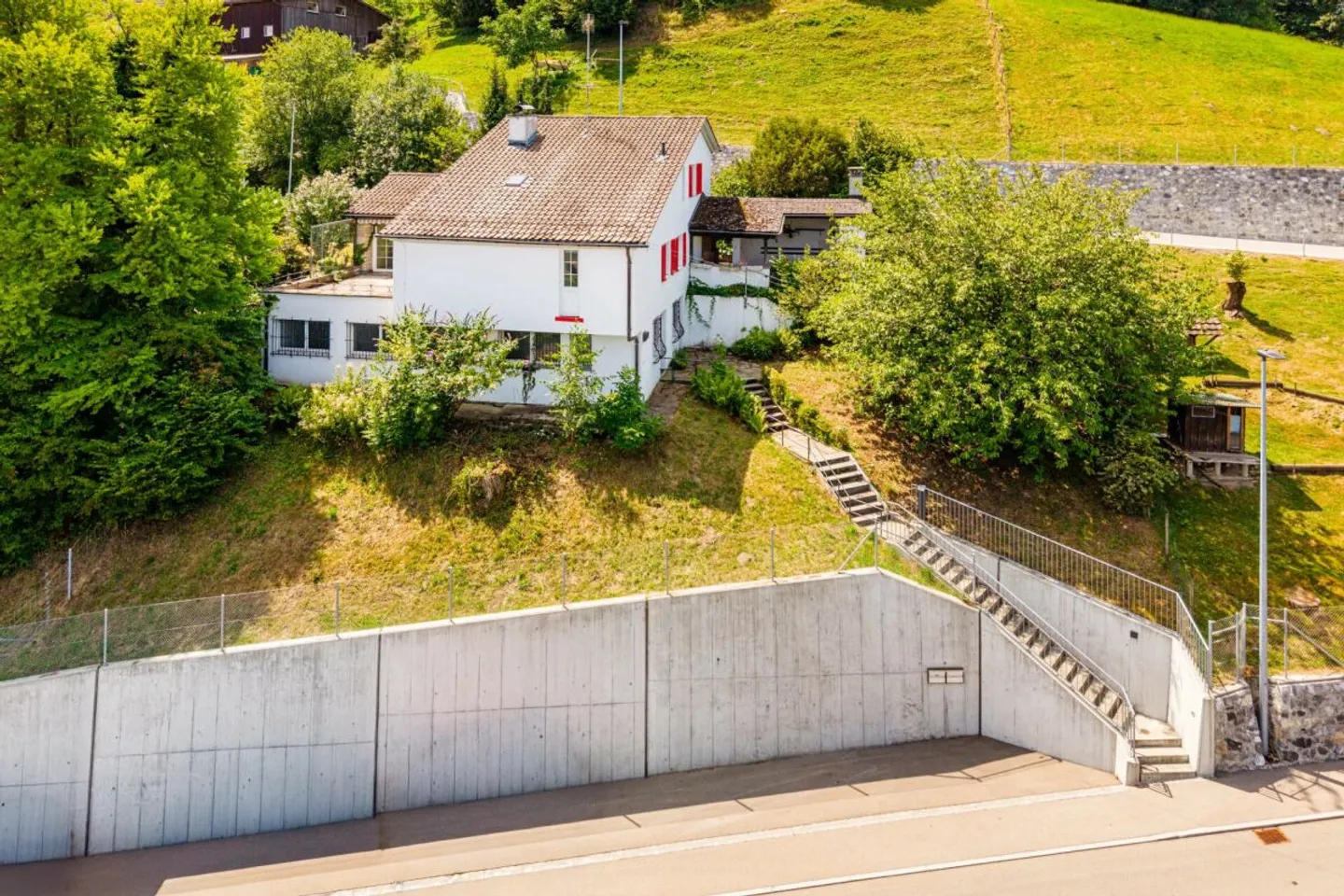 Ampio spazio per la famiglia, gli ospiti, le piccole imprese o l'affitto. Villa caratteristica con appartamento separato in una posizione panoramica cerca un nuovo proprietario che la ristrutturi. - Foto 1 di 8