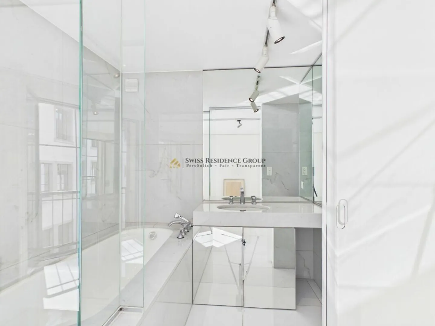 Exclusive 2.5-room apartment with Grossmünster & Limmat view - Photo 11 of 13