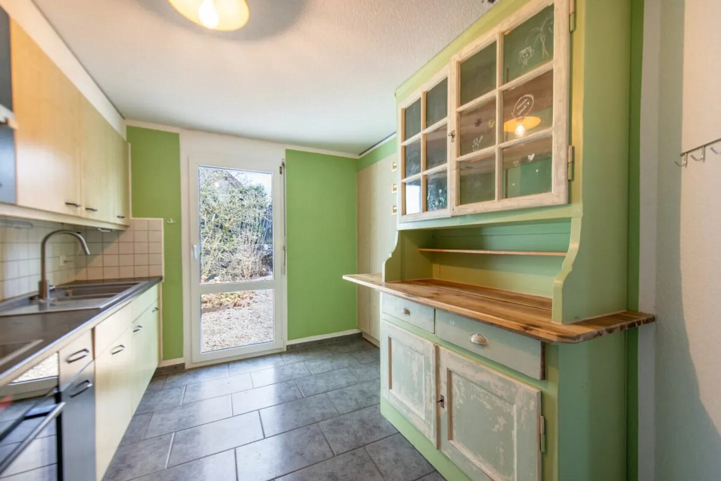 Arrive and feel at home: 6.5-room semi-detached house in a family-friendly residential area - Photo 4 of 13