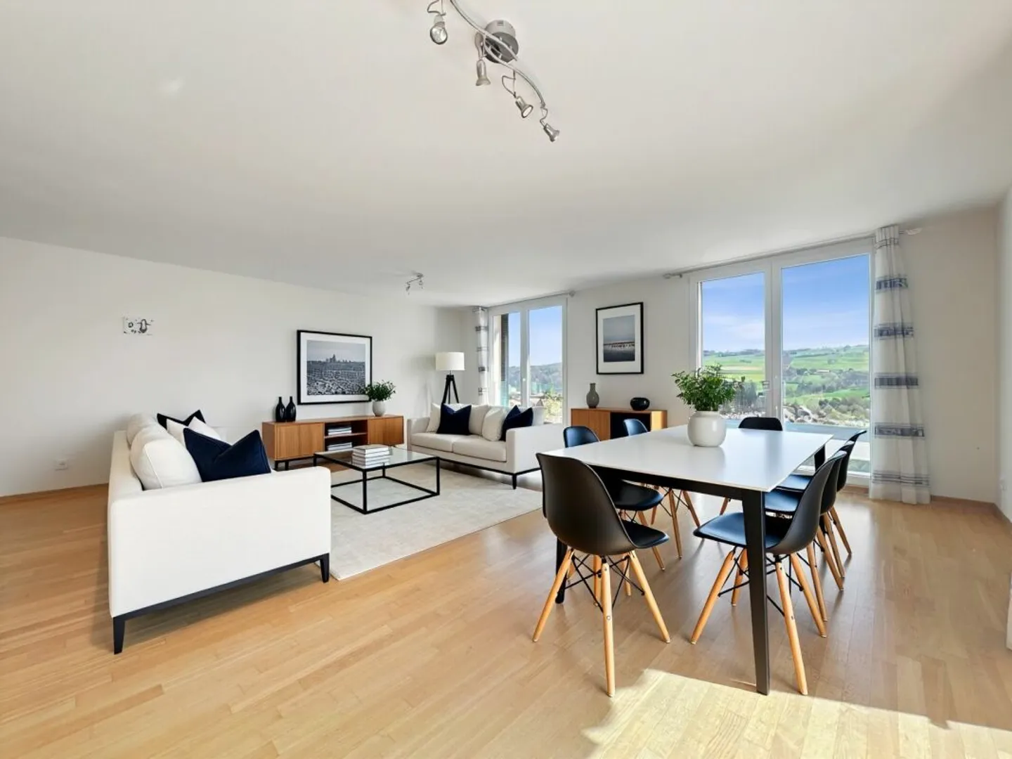 VILLA CONTIGUË FAMILIALE, AU CALME, AVEC TERRASSES ET BELLE LUMINOSITÉ - Photo 4 of 13