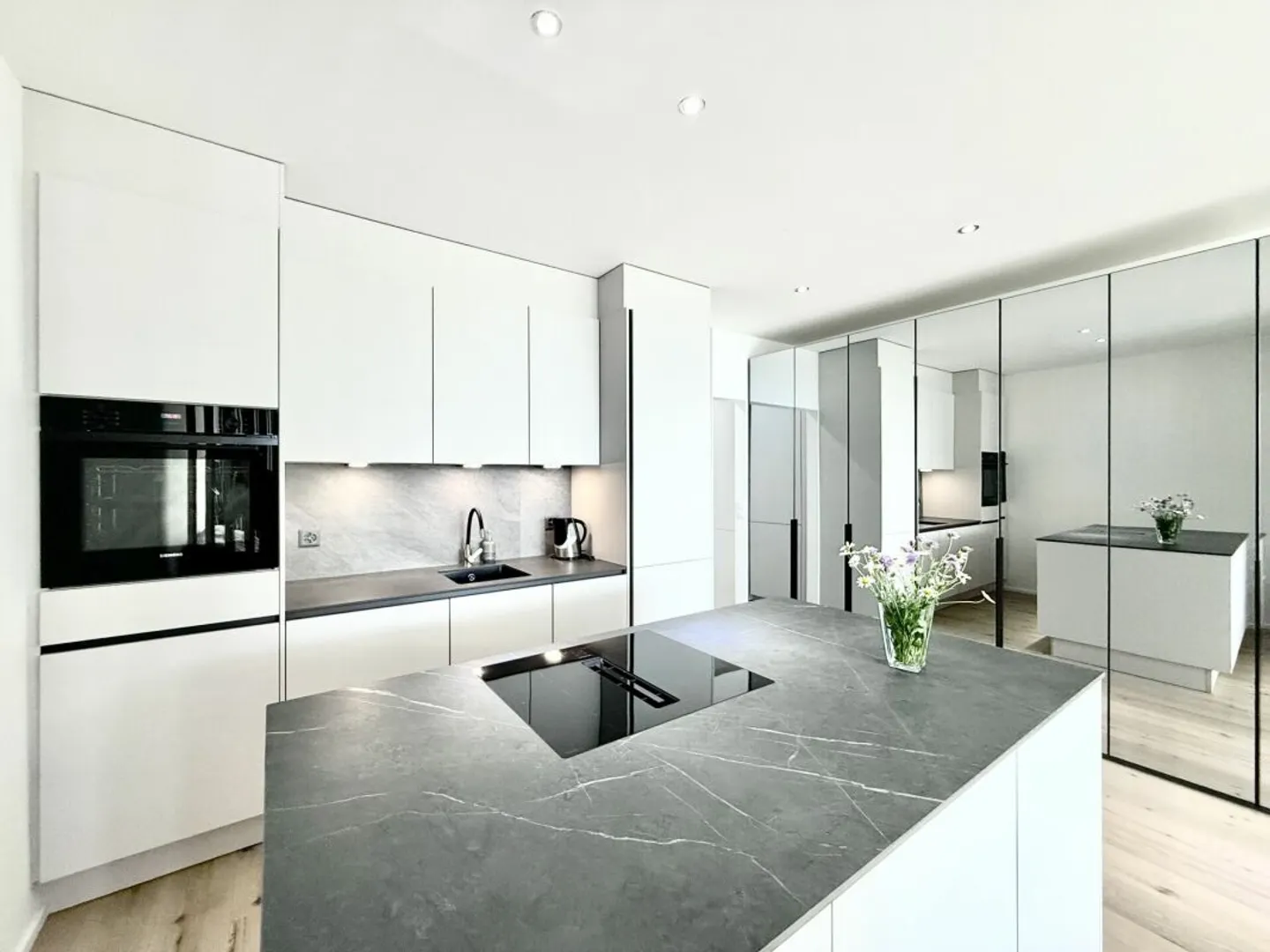 Completely renovated and high-quality modernized 1.5-room apartment with a magnificent view - Photo 4 of 13
