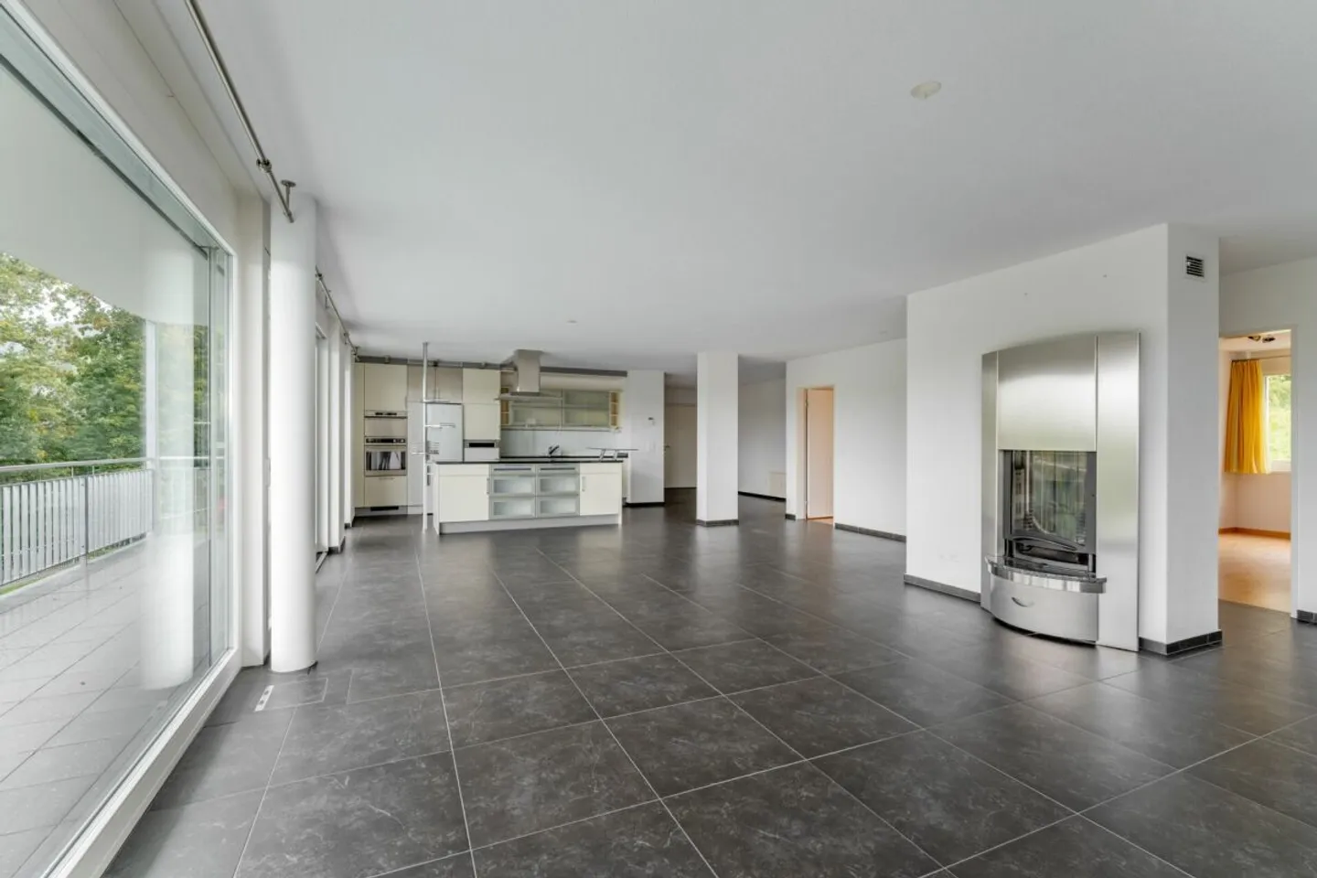 Appartement exclusif de 4.5 pièces avec cheminée, balcon de 37 m² et vue dégagée - Photo 1 sur 13