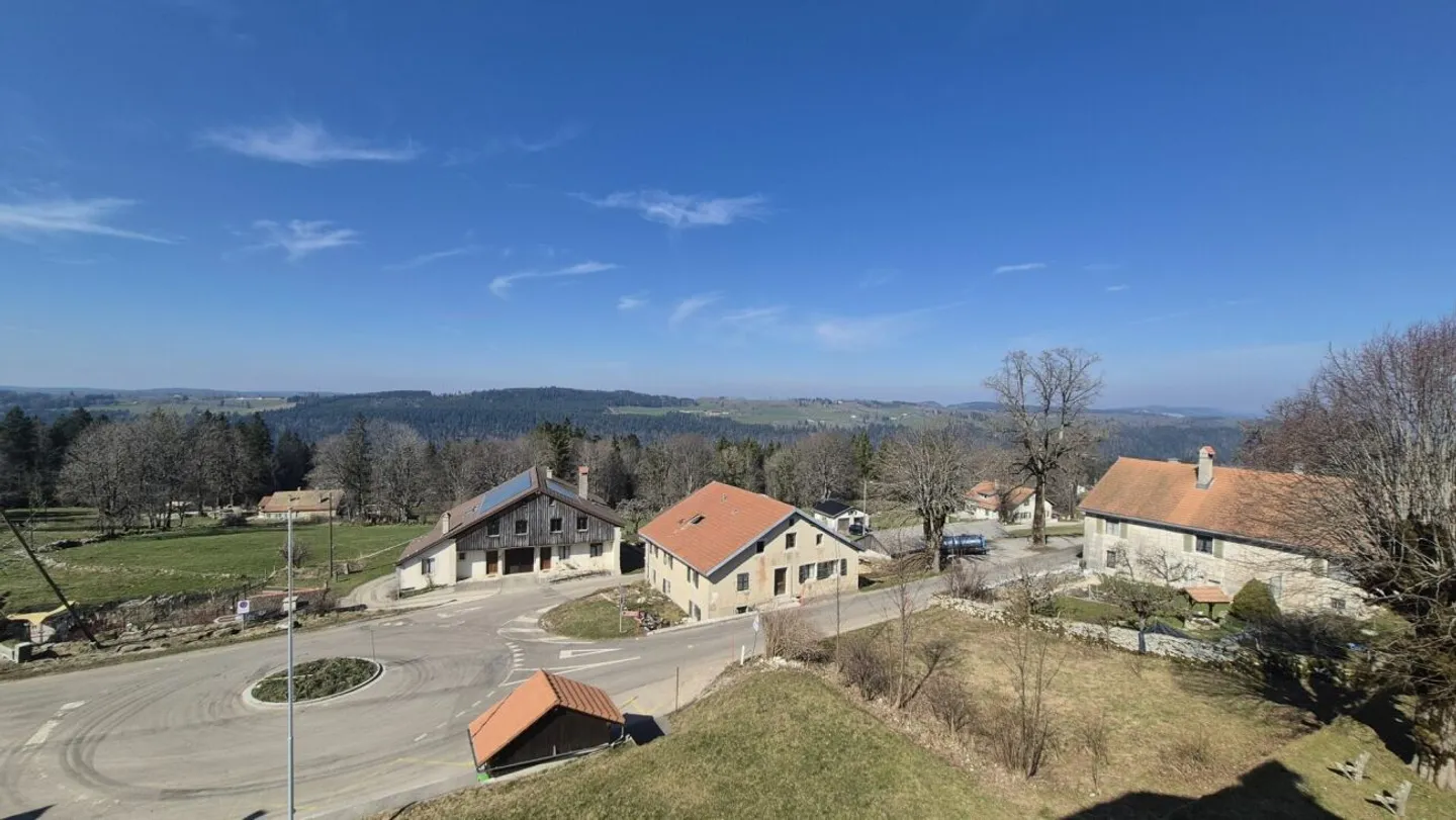 Charm of the old and absolute calm: 5.5-room apartment in Planchettes - Photo 12 of 12